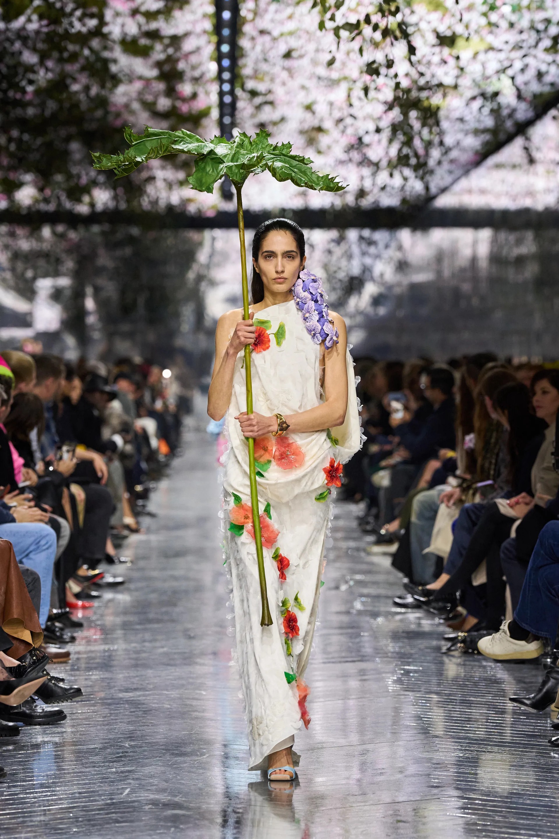 Hinh anh Đó là việc nhìn vào tự nhiên, có thể là tự nhiên thật, cũng có thể là tự nhiên giả và học hỏi từ nó. Tôi nghĩ couture là một phòng thí nghiệm ý tưởng. 11