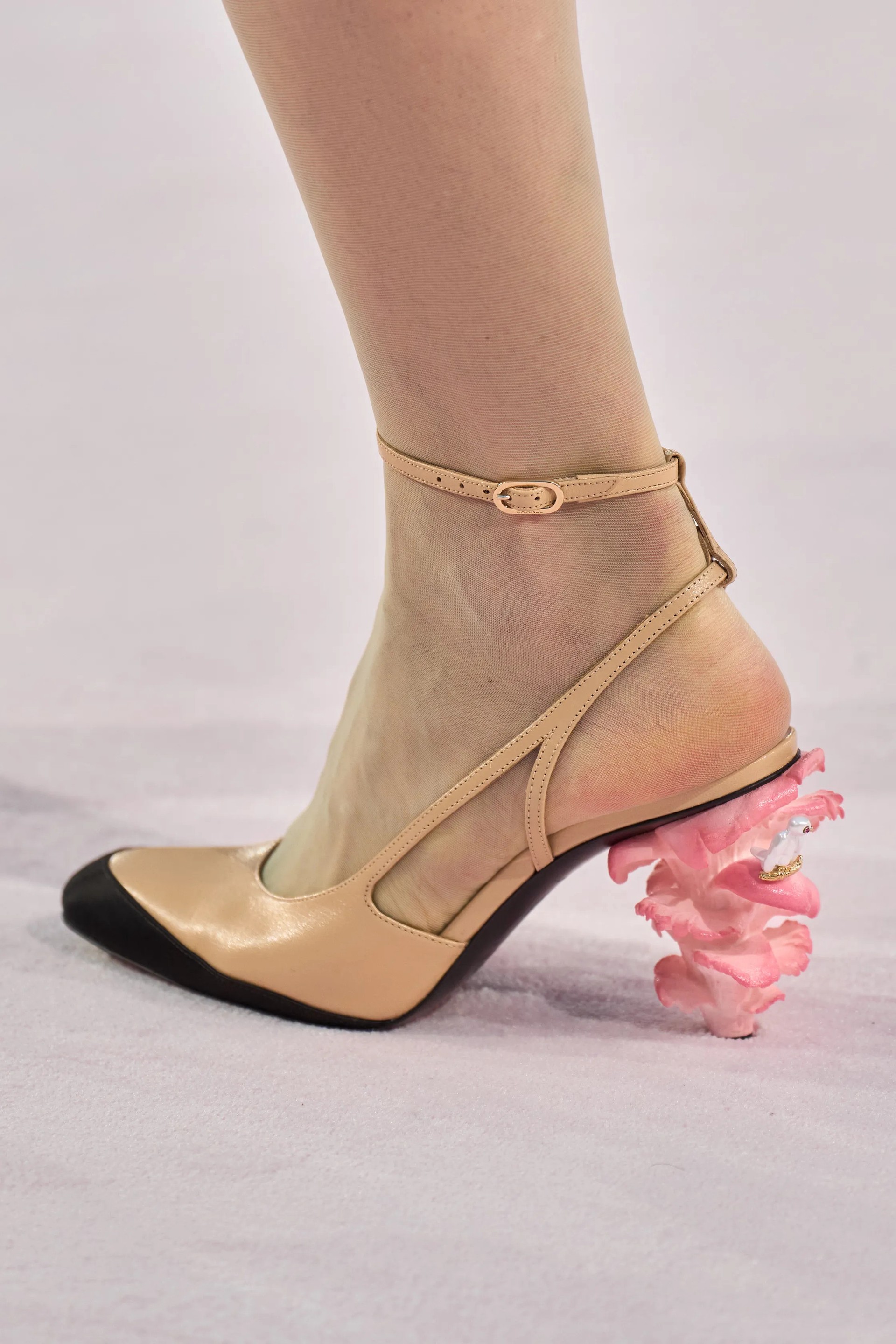 Hinh anh Trước khi rời khỏi nhà, hãy soi gương và bỏ đi một món - Coco Chanel. 2