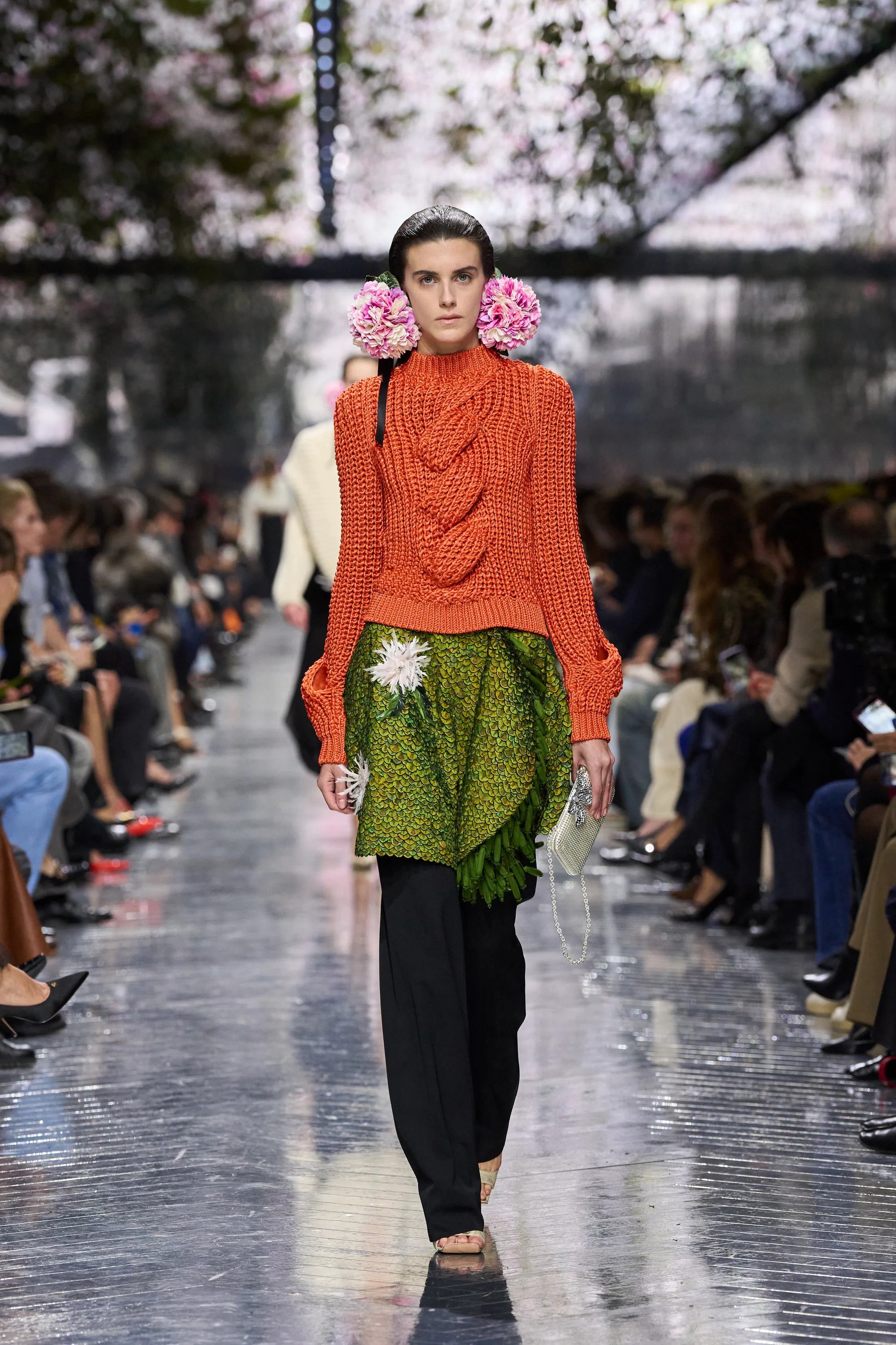 Hinh anh Tôi nghĩ couture vẫn còn rất nhiều dư địa với dệt kim, đặc biệt khi bạn làm việc trực tiếp với nguyên liệu, vừa kéo sợi vừa đan cùng lúc. 1