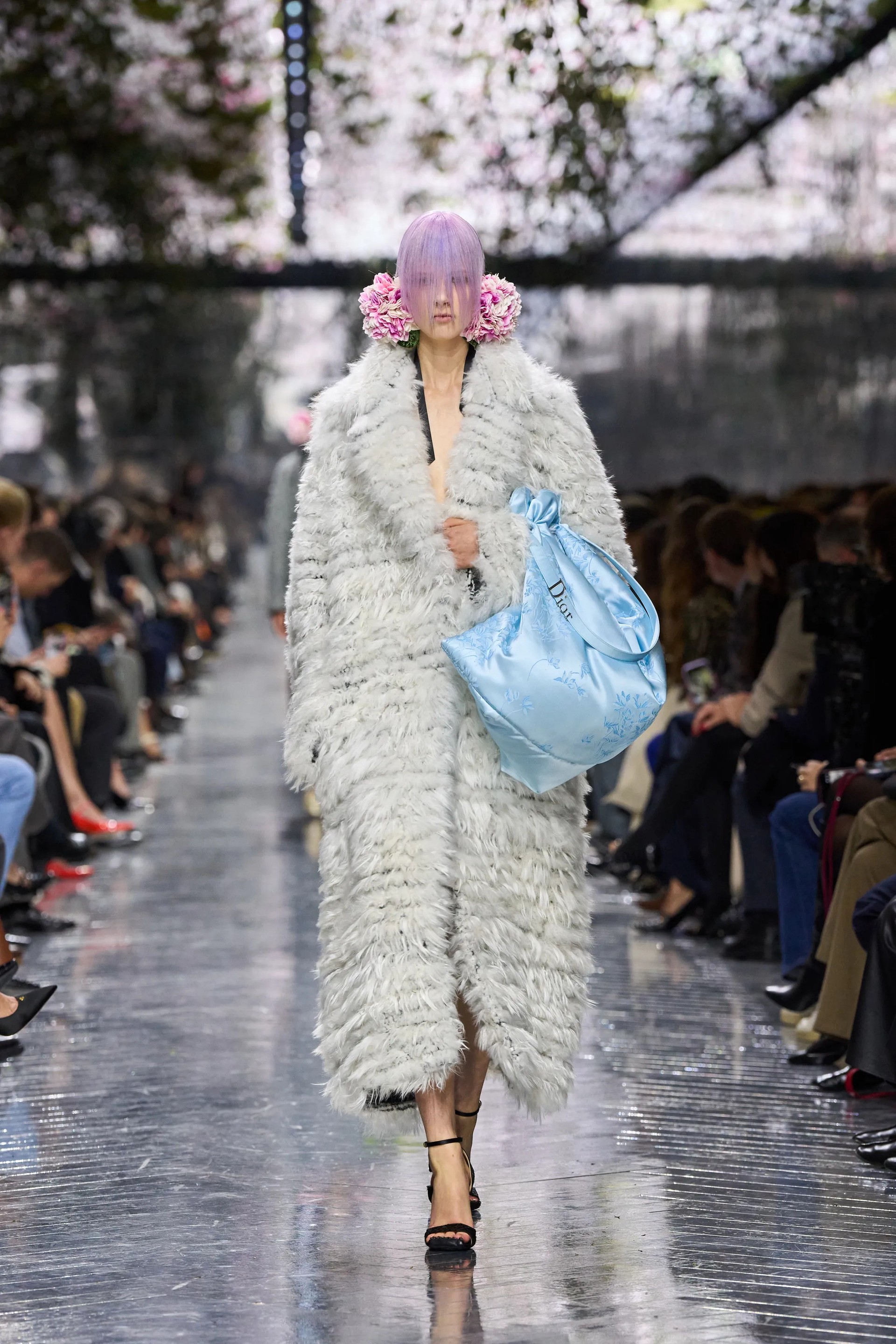 Hinh anh Galliano chỉ để lại một lời nhắn ngắn gọn, theo lời Anderson: “Bạn càng yêu thương hiệu bao nhiêu, nó sẽ càng cho bạn lại bấy nhiêu”. 3