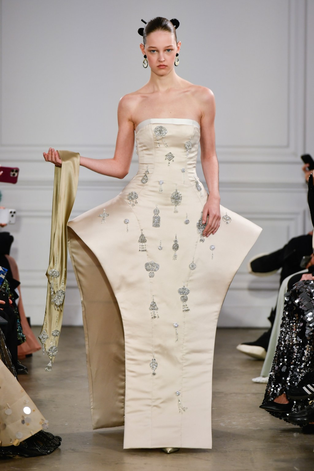 Hinh anh Câu chuyện từ Phan Huy: Haute couture đang lựa chọn điều gì? 18