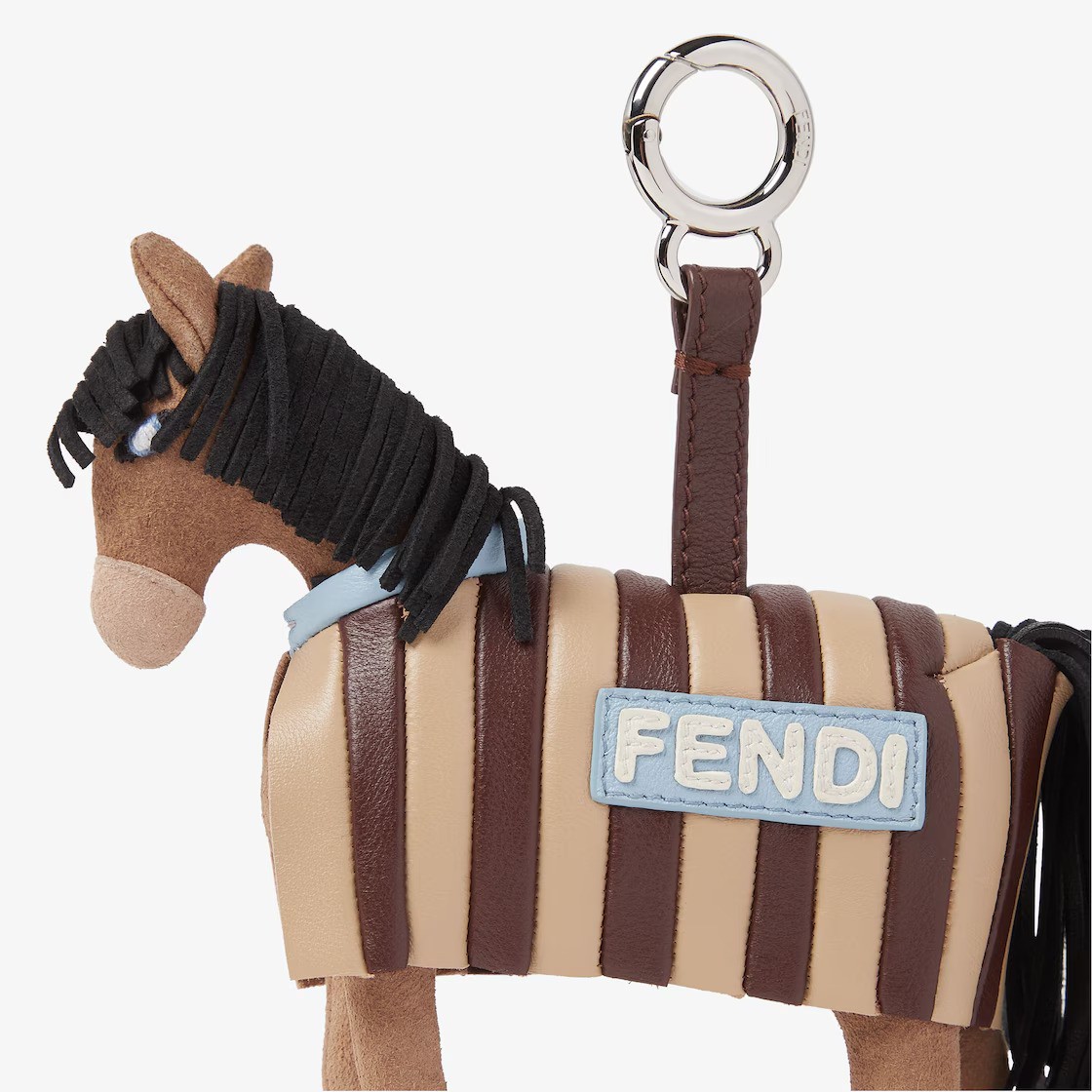 Hinh anh Bag charm ngựa: Phụ kiện đáng yêu từ các thương hiệu trên đường đua chào năm mới 2026 15