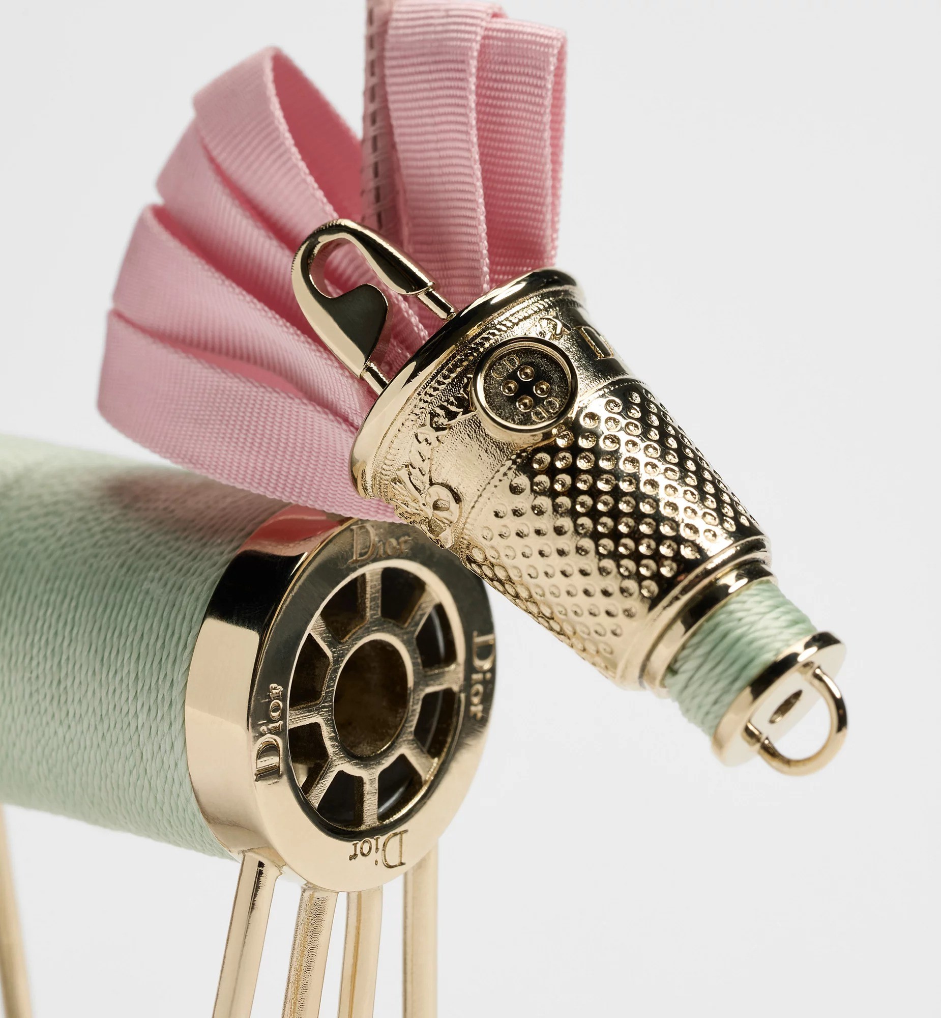 Hinh anh Bag charm ngựa: Phụ kiện đáng yêu từ các thương hiệu trên đường đua chào năm mới 2026 5