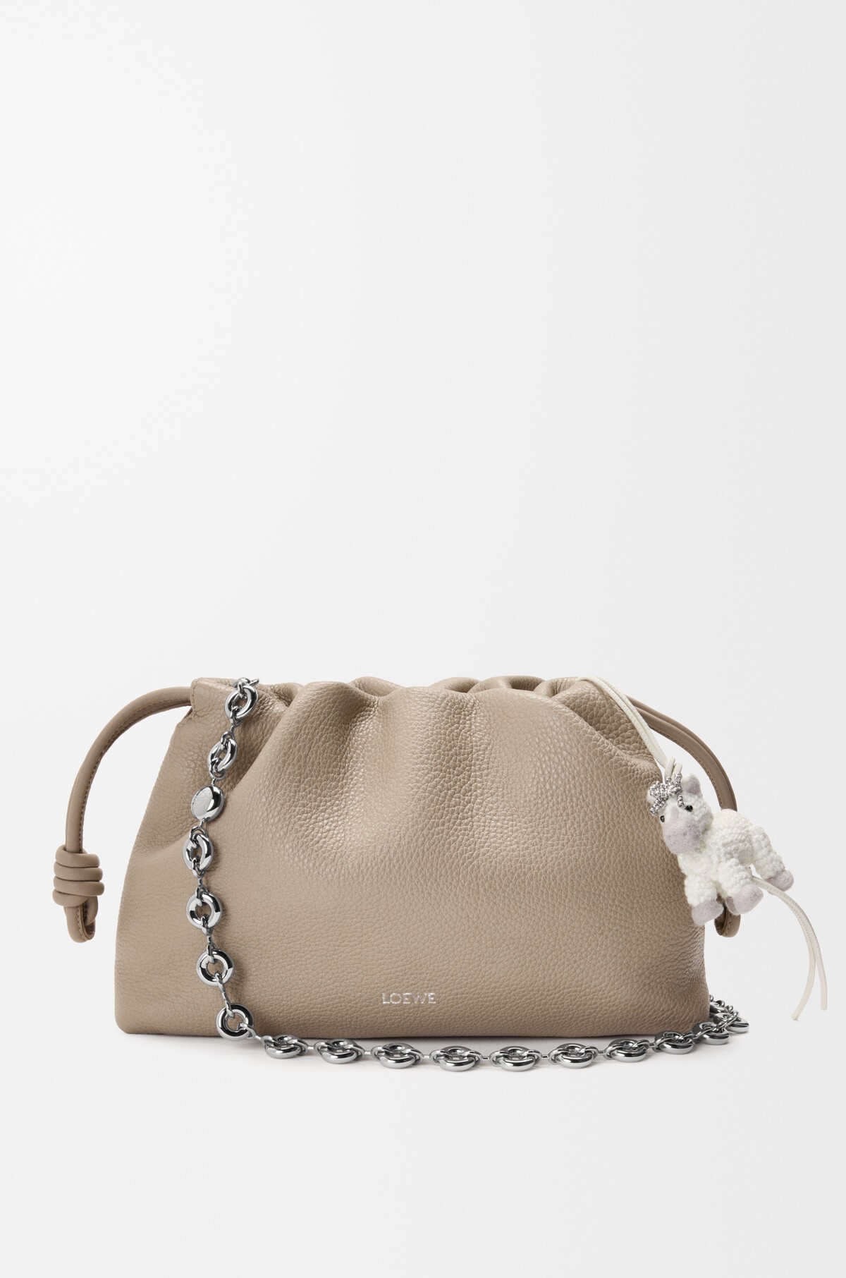 Hinh anh Bag charm ngựa: Phụ kiện đáng yêu từ các thương hiệu trên đường đua chào năm mới 2026 9