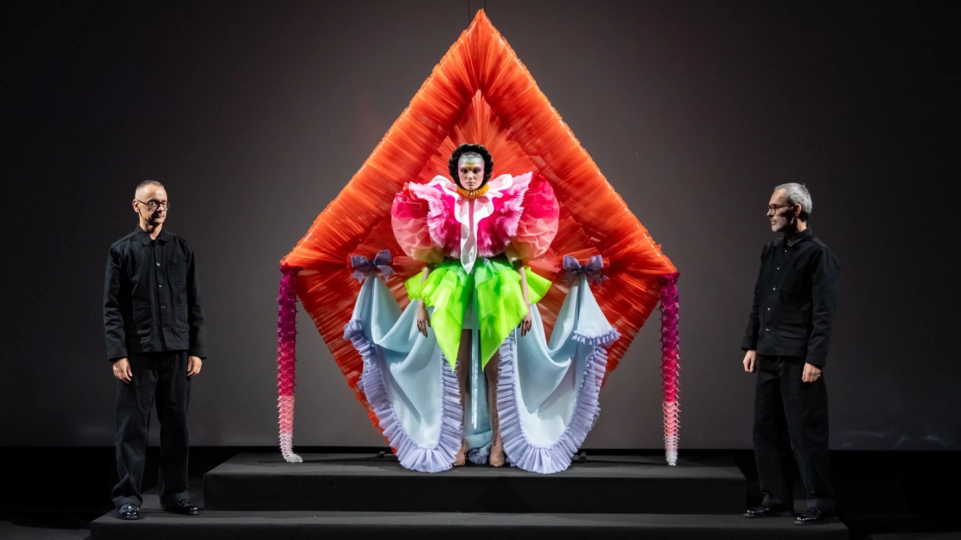 Hinh anh Viktor & Rolf Couture SS26: Một màn trình diễn kịch tính 1