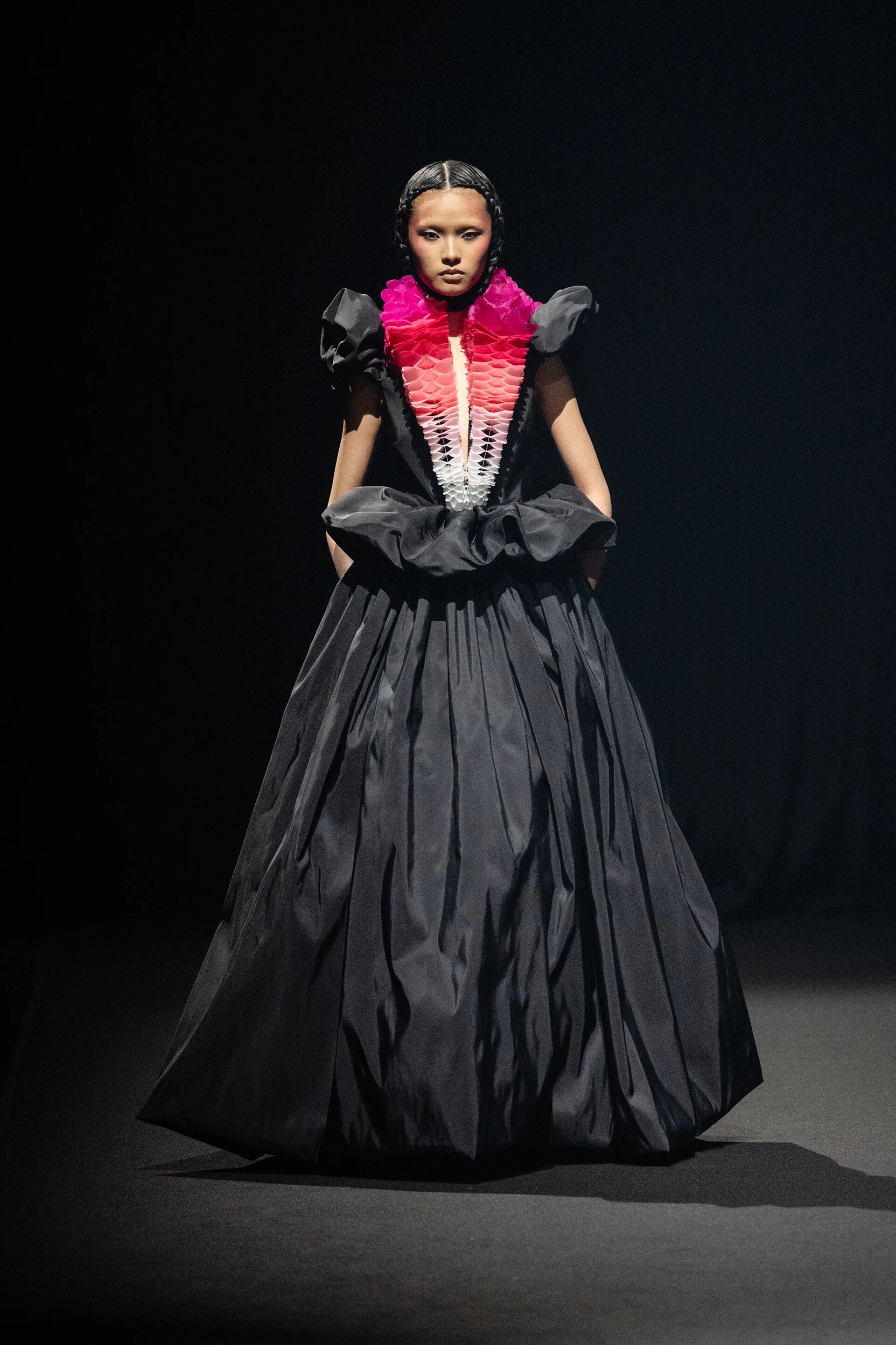 Hinh anh Viktor & Rolf Couture SS26: Một màn trình diễn kịch tính 10