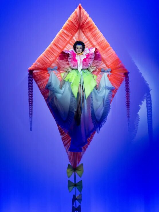 Hinh anh Viktor & Rolf Couture SS26: Một màn trình diễn kịch tính 12