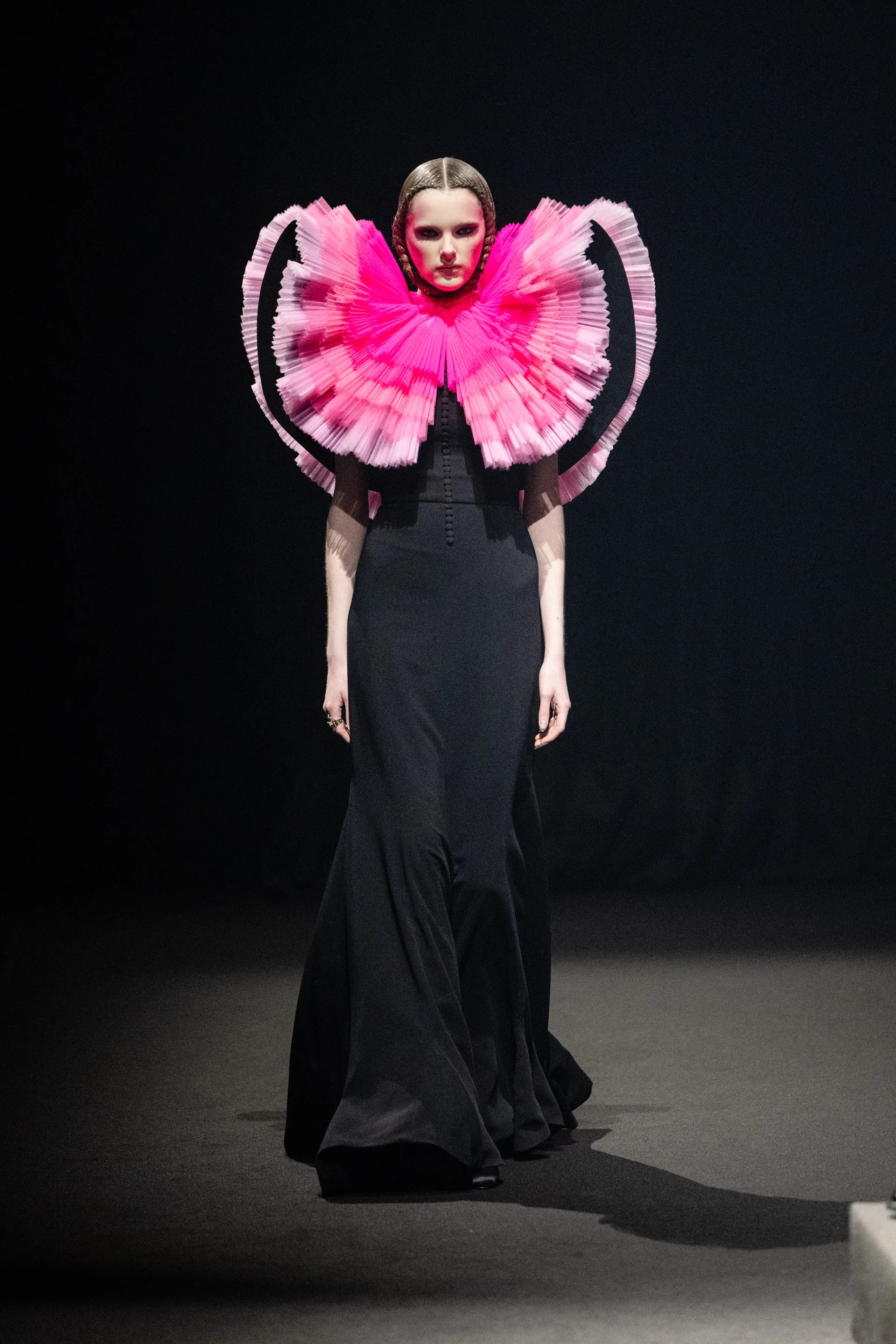Hinh anh Viktor & Rolf Couture SS26: Một màn trình diễn kịch tính 2