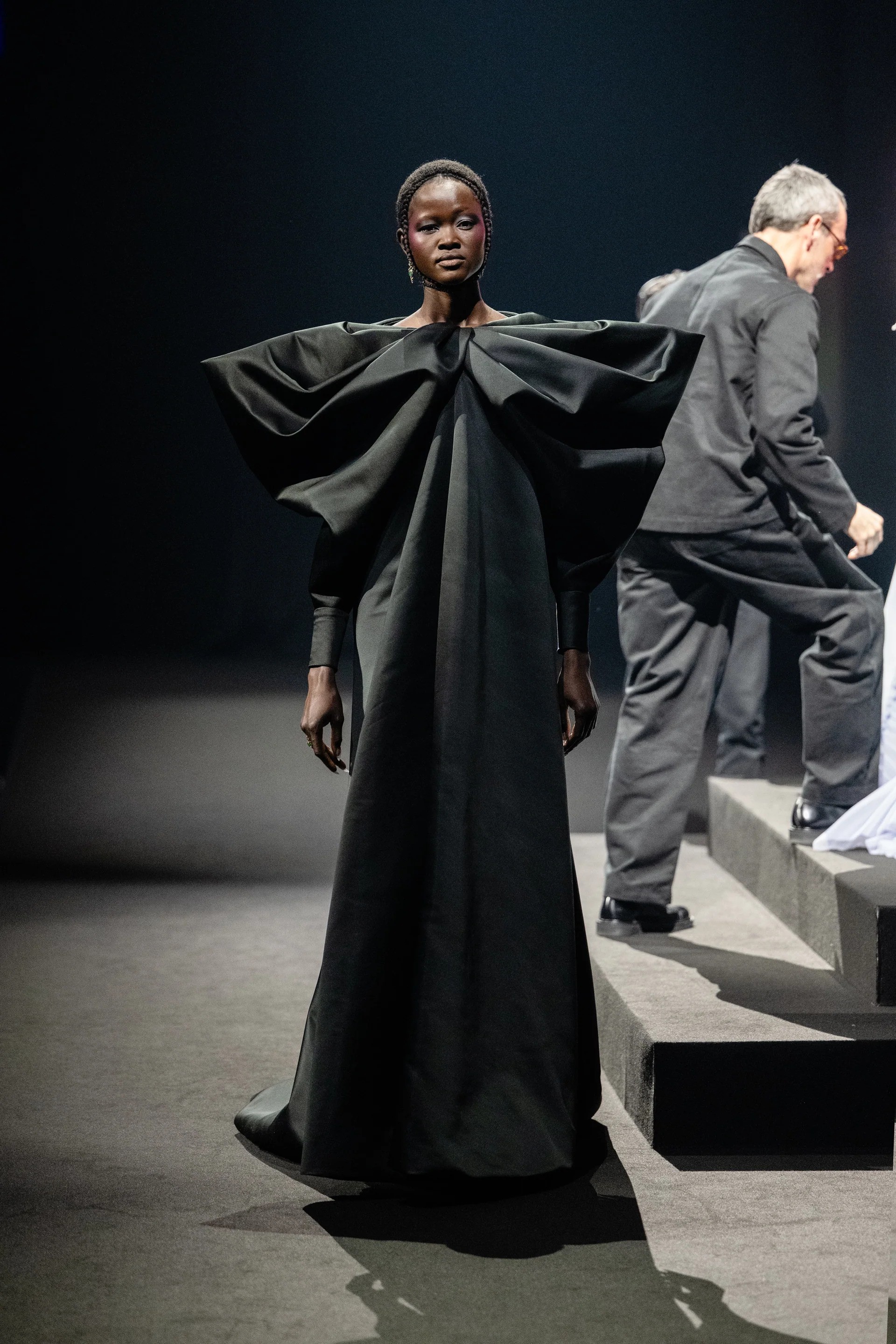 Hinh anh Viktor & Rolf Couture SS26: Một màn trình diễn kịch tính 6