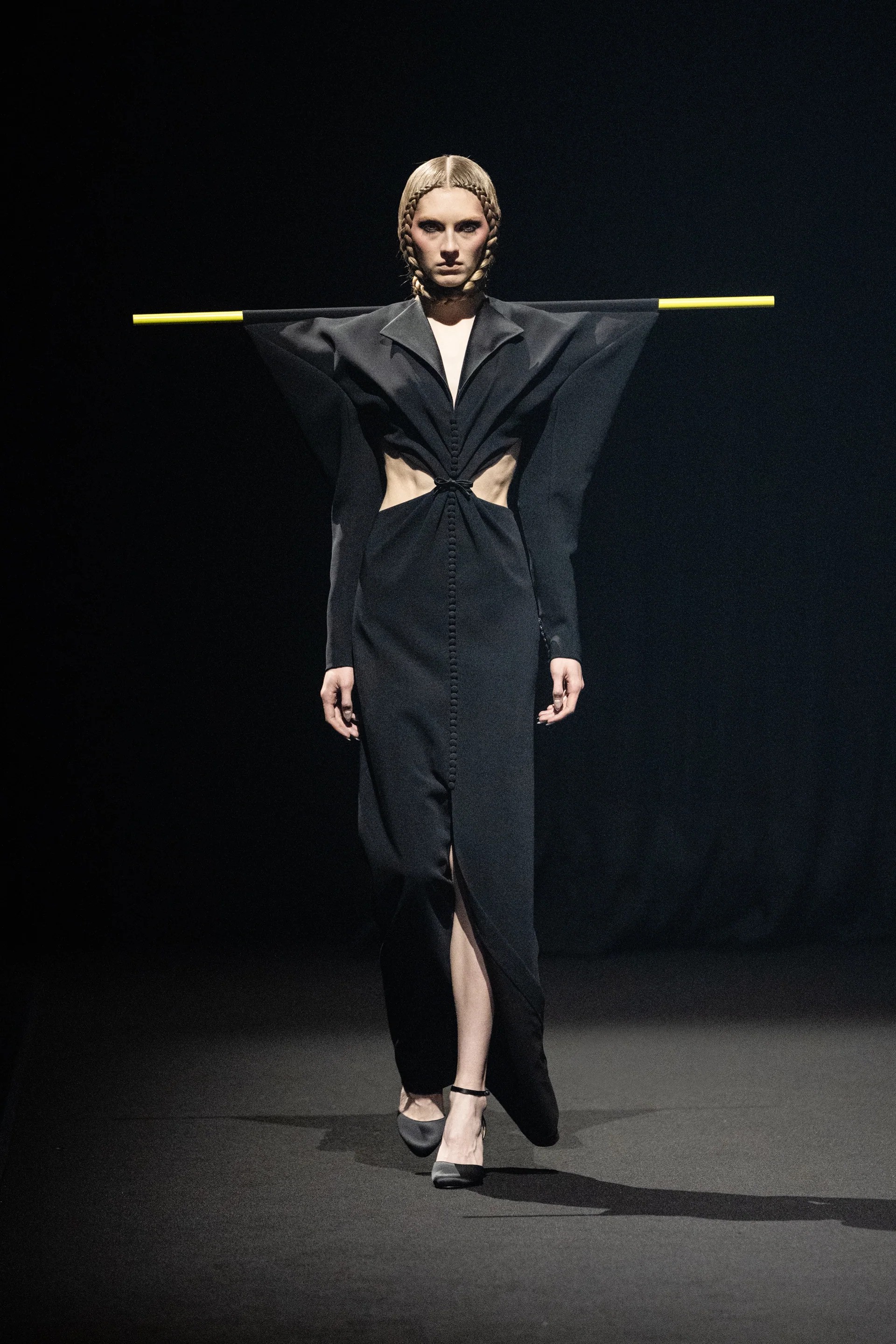 Hinh anh Viktor & Rolf Couture SS26: Một màn trình diễn kịch tính 7