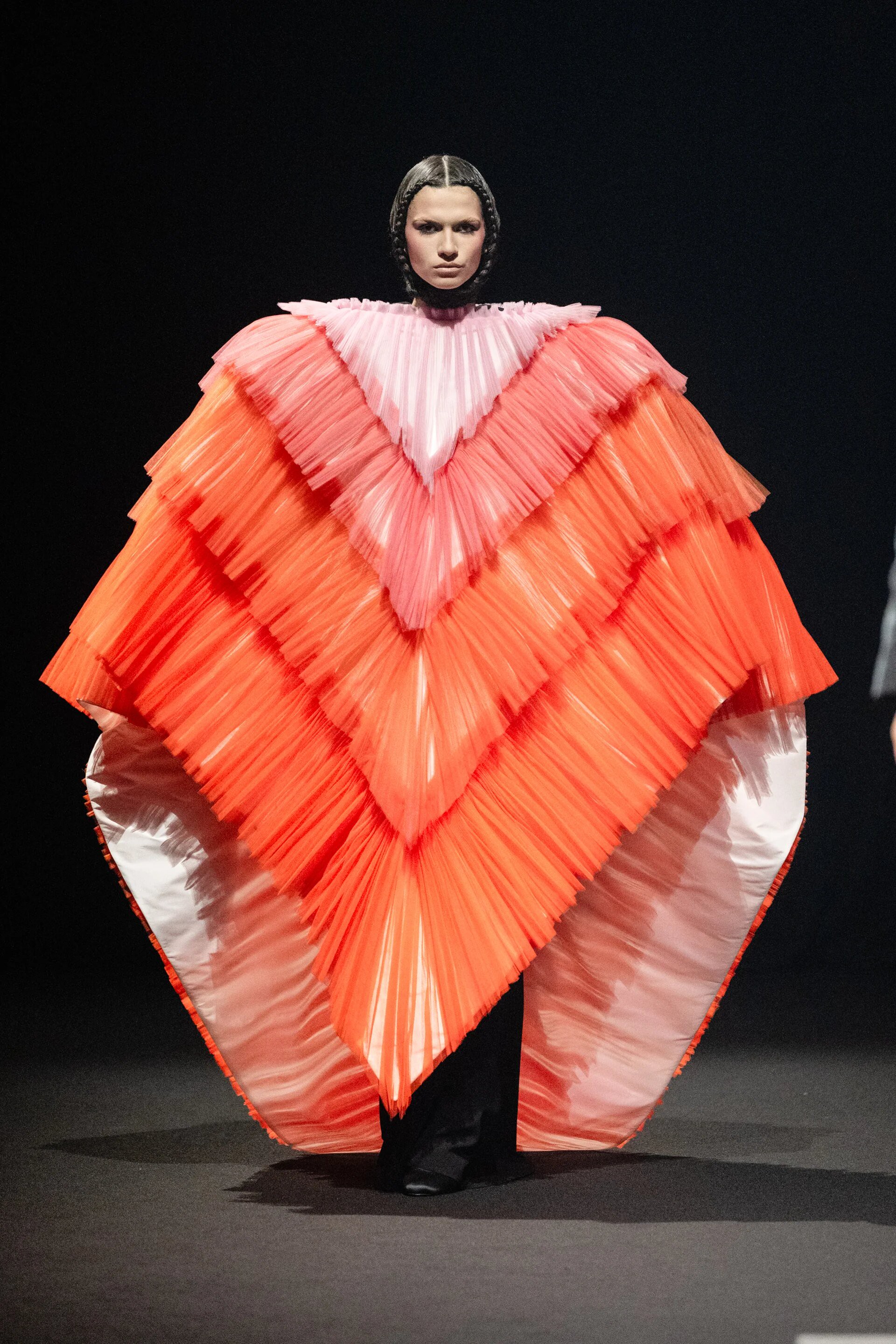 Hinh anh Viktor & Rolf Couture SS26: Một màn trình diễn kịch tính 8