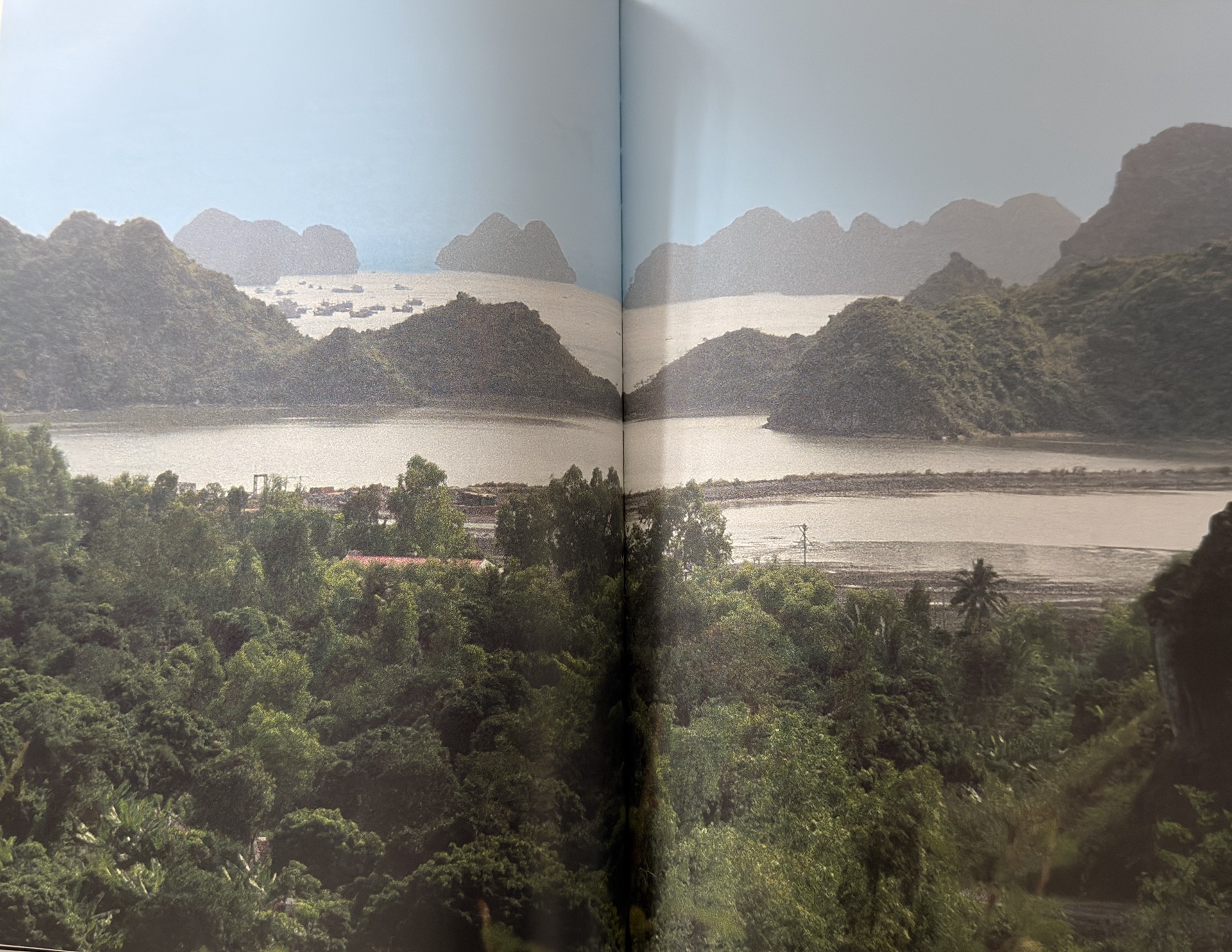 Hinh anh “Thời trang không nên dừng lại ở việc giữ nguyên di sản, mà cần tiếp tục đối thoại với nó bằng hơi thở của thời đại”, nhà thiết kế Trí Đông Phong chia sẻ. 4