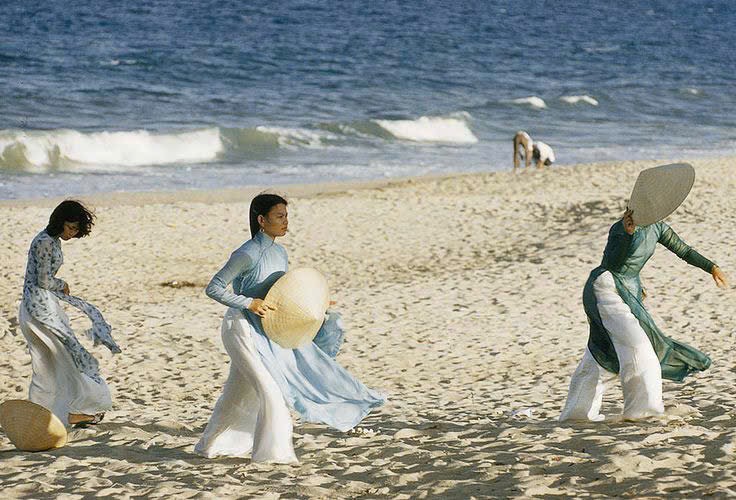 Hinh anh “Thời trang không nên dừng lại ở việc giữ nguyên di sản, mà cần tiếp tục đối thoại với nó bằng hơi thở của thời đại”, nhà thiết kế Trí Đông Phong chia sẻ. 3