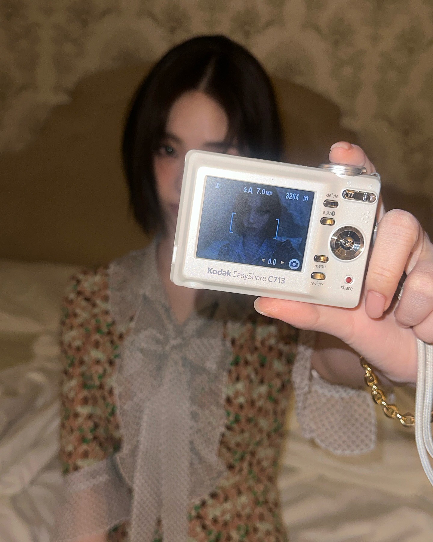 Hinh anh Có gì trong “tiệm tạp hóa digicam” của idol Kpop? 16