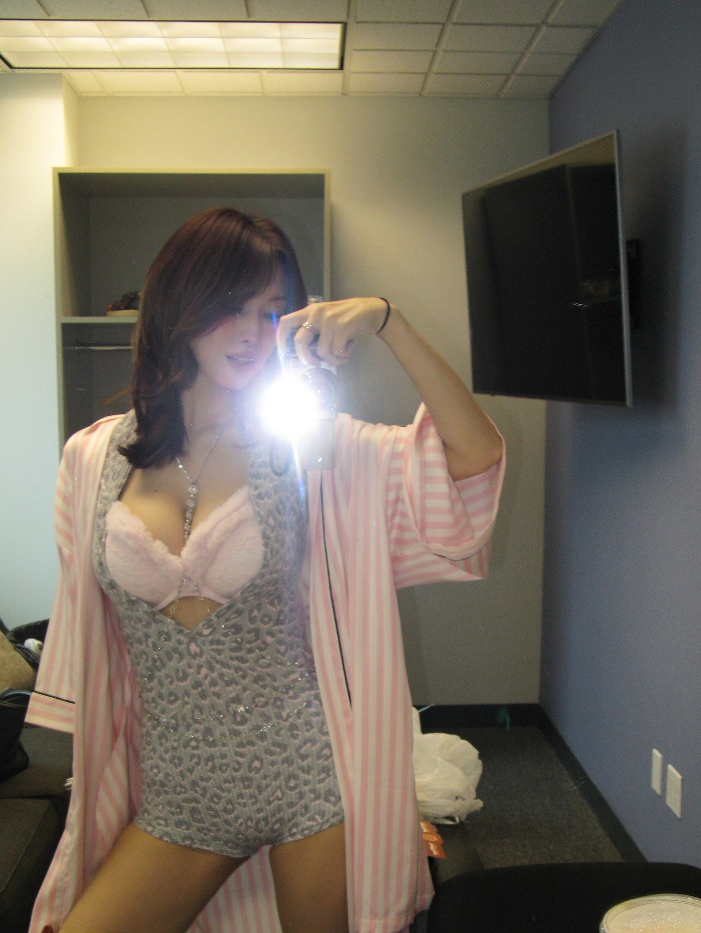 Hinh anh Có gì trong “tiệm tạp hóa digicam” của idol Kpop? 30