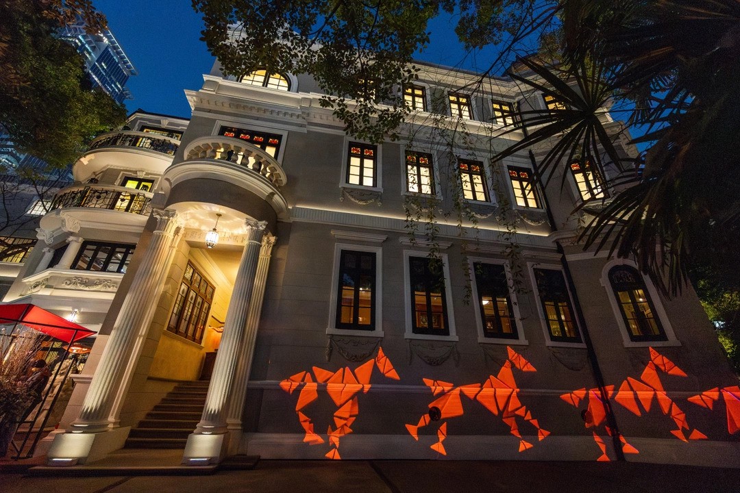 Hinh anh Ngựa lửa tạo hình từ logo Prada 2