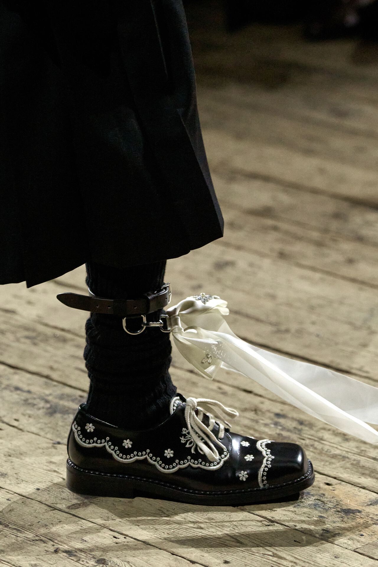 Hinh anh "Những chú ngựa trắng" Simone Rocha Thu Đông 2026 23