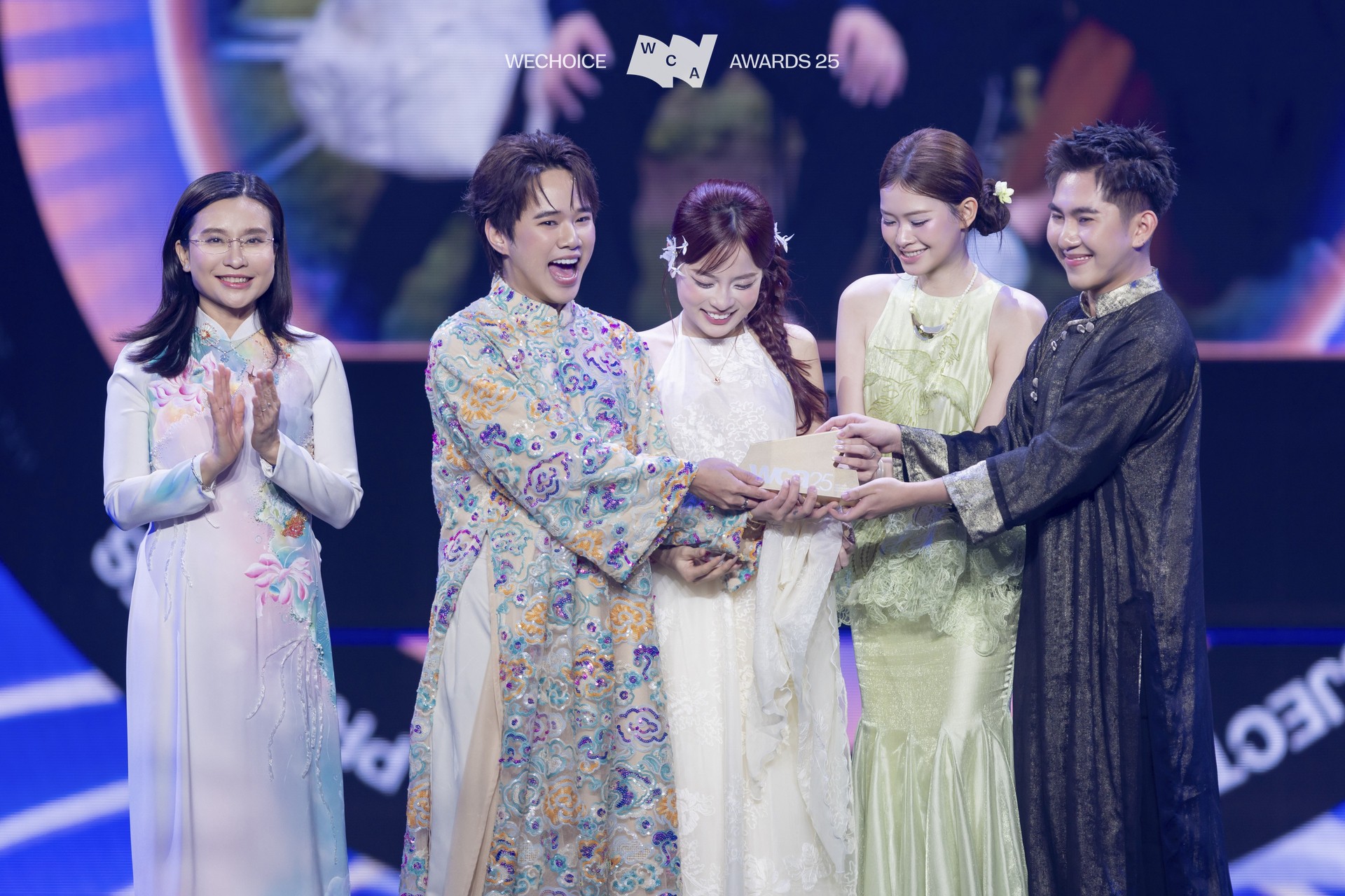 Hinh anh Các ngôi sao bắt đầu giải đề 13