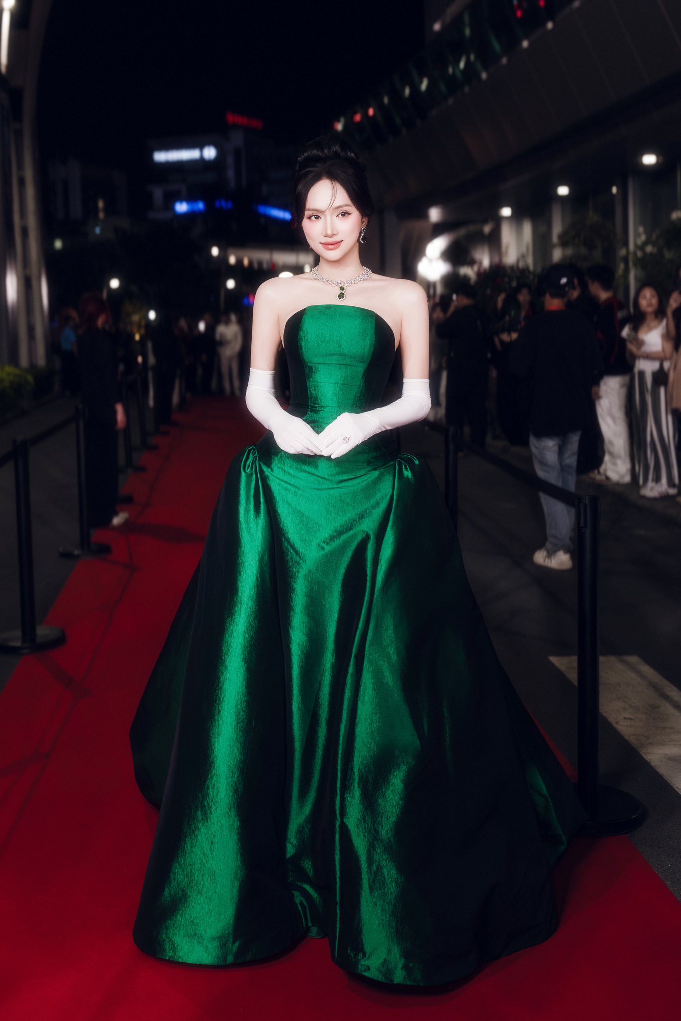 Hinh anh Dresscode Việt Nam: Thảm đỏ WeChoice trở thành sàn diễn của local brands 1