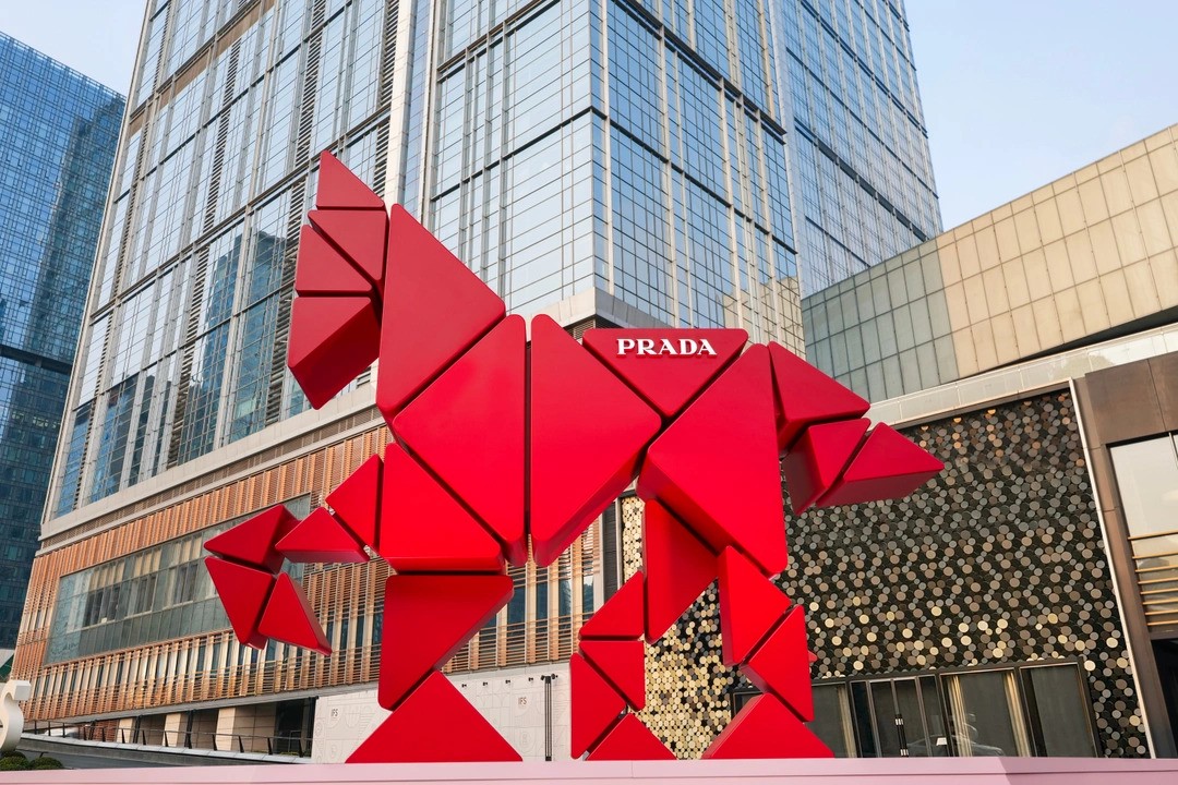 Hinh anh Ngựa lửa tạo hình từ logo Prada 1