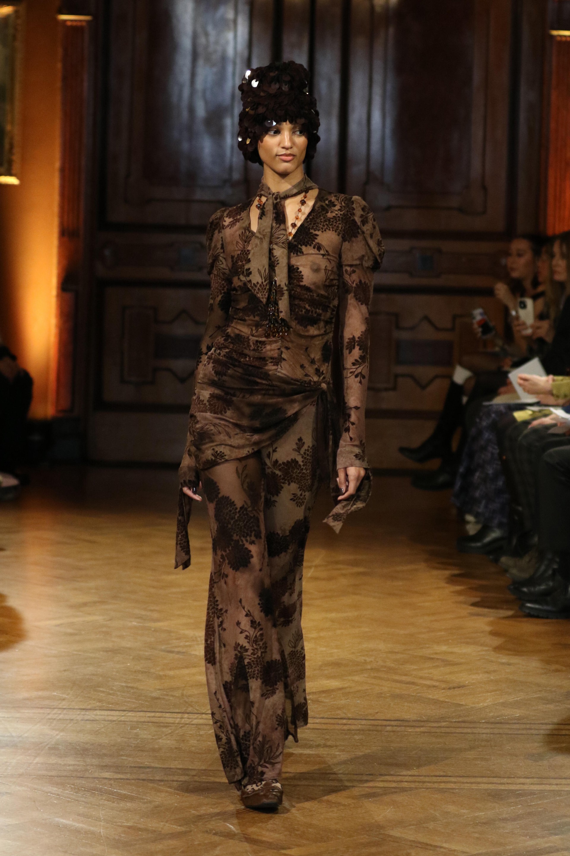 Hinh anh Anna Sui Thu Đông 2026: Hồi ức về Blitz Club và New Romantic những năm 1980 9