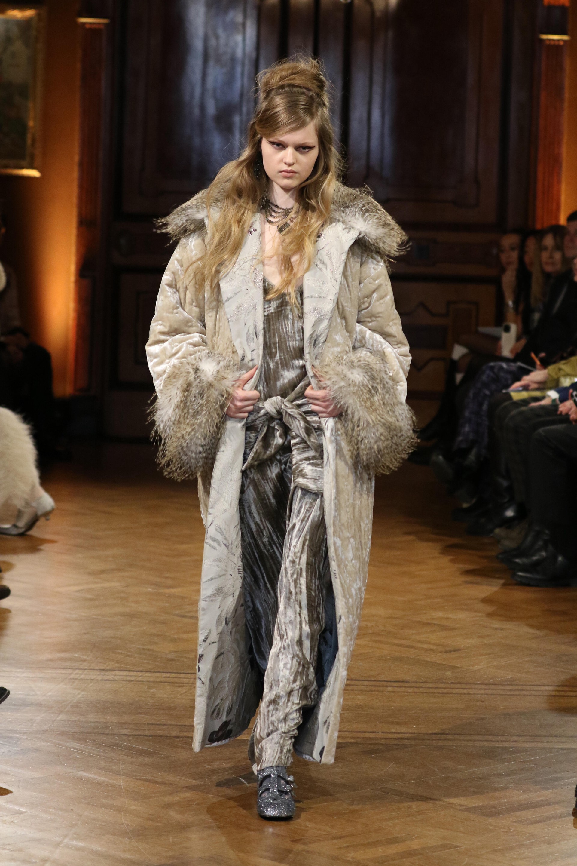 Hinh anh Anna Sui Thu Đông 2026: Hồi ức về Blitz Club và New Romantic những năm 1980 14