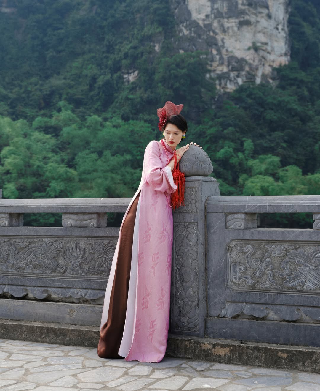 Hinh anh Ở đây, trang phục không chỉ đại diện cho gu thẩm mỹ, mà cho vị thế xã hội. 2