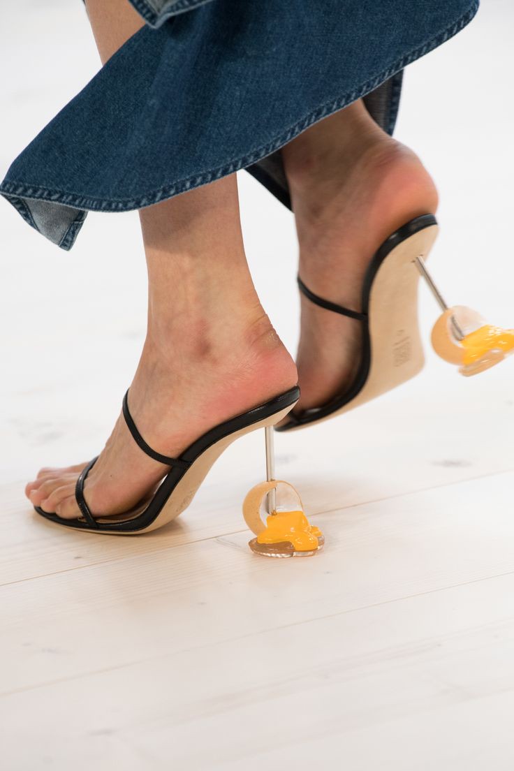 Hinh anh Lịch sử thời trang của những đôi giày cao gót kỳ ảo nhất từng xuất hiện trên sàn catwalk 11