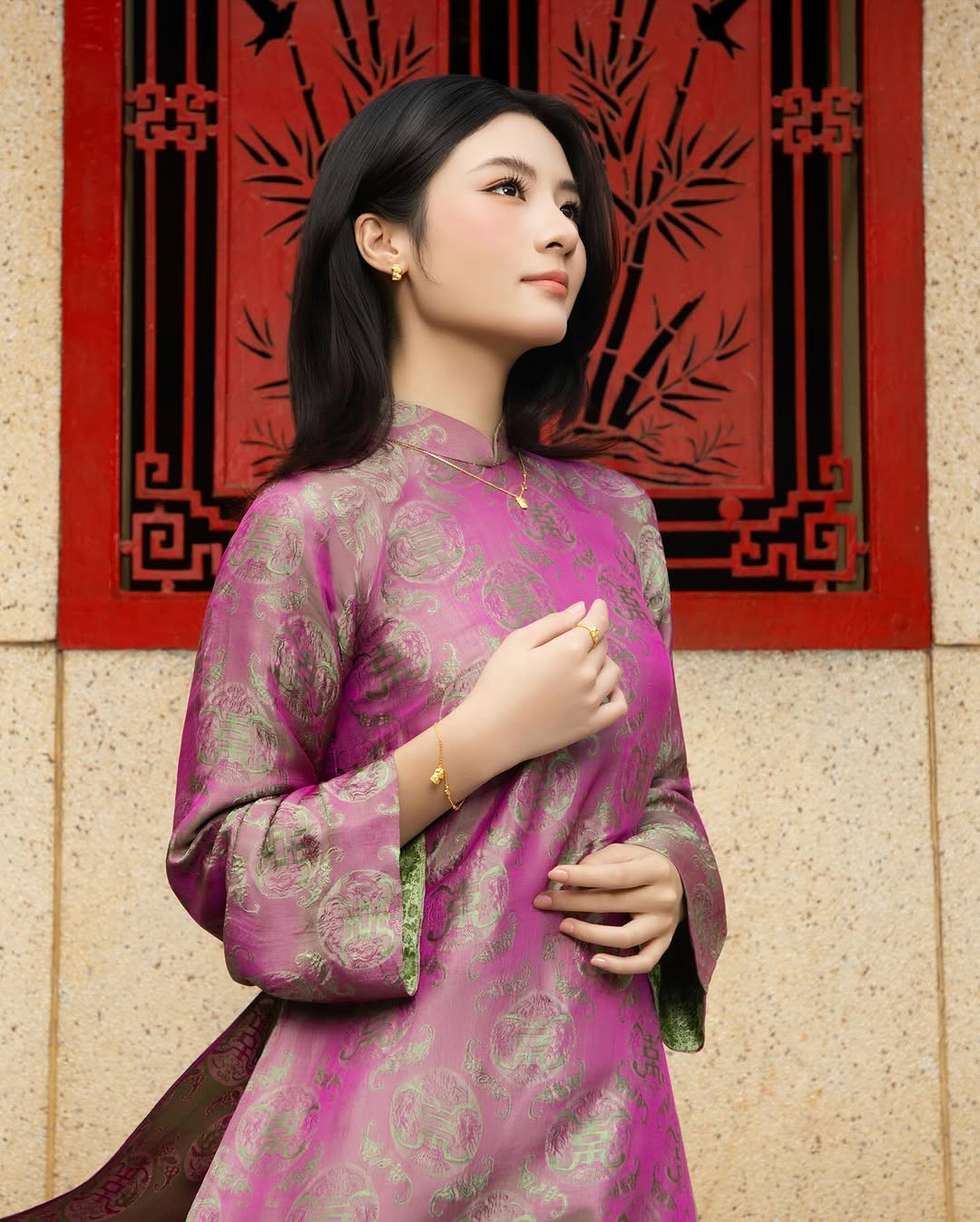 Hinh anh XÉO XỌ không tìm cách mô tả mùi hương bằng hình ảnh trực diện. Thay vào đó, Xuân Diệm Khai Hoa là sự chuyển hóa cảm giác khi hương lan nhẹ trên vải, khi những tầng lớp chồng lên nhau và để lại dư vị. Trang phục không chỉ để mặc, mà để đồng hành cùng các chị trong những khoảnh khắc xuất hiện trọn vẹn nhất 3