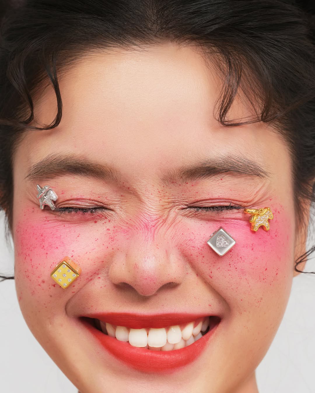 Hinh anh XÉO XỌ không tìm cách mô tả mùi hương bằng hình ảnh trực diện. Thay vào đó, Xuân Diệm Khai Hoa là sự chuyển hóa cảm giác khi hương lan nhẹ trên vải, khi những tầng lớp chồng lên nhau và để lại dư vị. Trang phục không chỉ để mặc, mà để đồng hành cùng các chị trong những khoảnh khắc xuất hiện trọn vẹn nhất 8