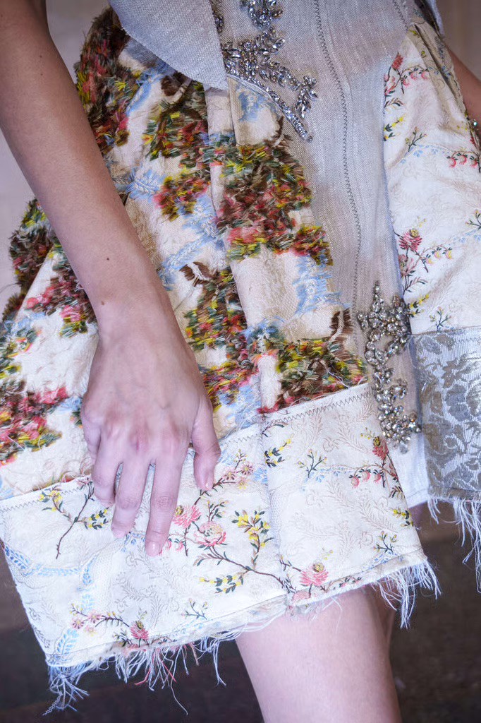 Hinh anh Erdem Fall 2026 và hai thập kỷ "Chẳng khác những năm khác. Mỗi mùa đều là khám phá” 29