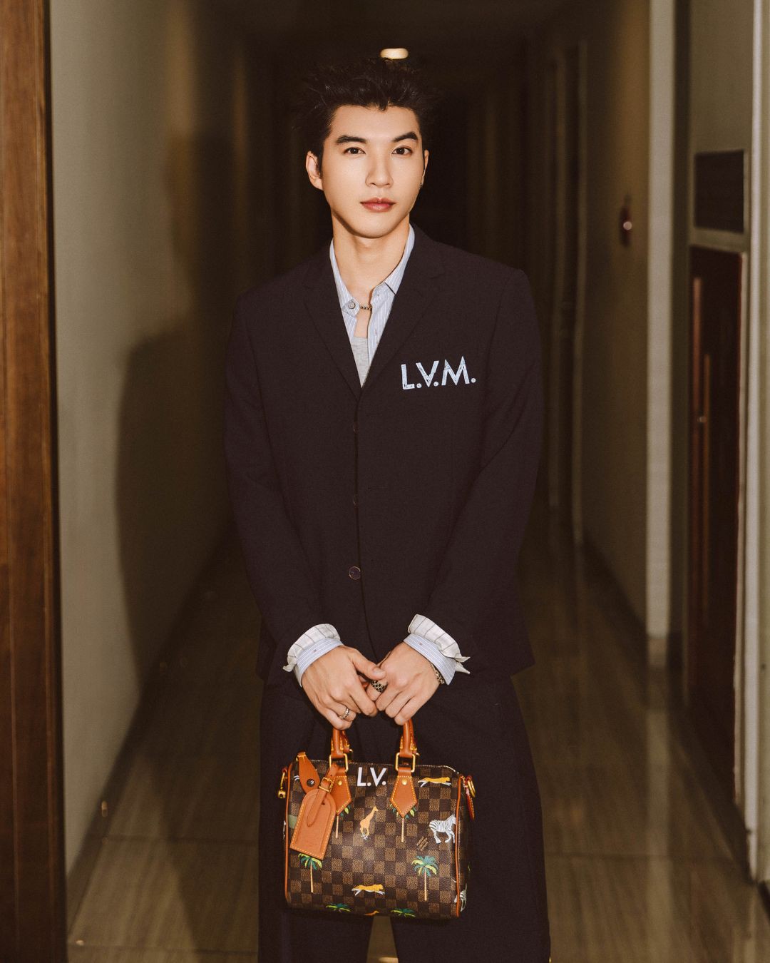 Hinh anh HIEUTHUHAI nổi bật trong thiết kế Louis Vuitton tại Làn Sóng Xanh 2025 5