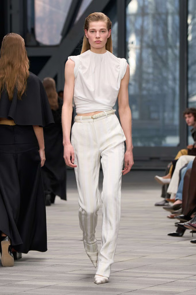 Hinh anh Re-editing Calvin Klein Thu Đông 2026: 'Khoái cảm' trong kỷ nguyên Veronica Leoni 7