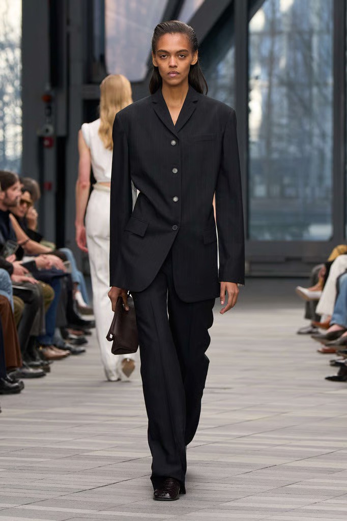 Hinh anh Re-editing Calvin Klein Thu Đông 2026: 'Khoái cảm' trong kỷ nguyên Veronica Leoni 8