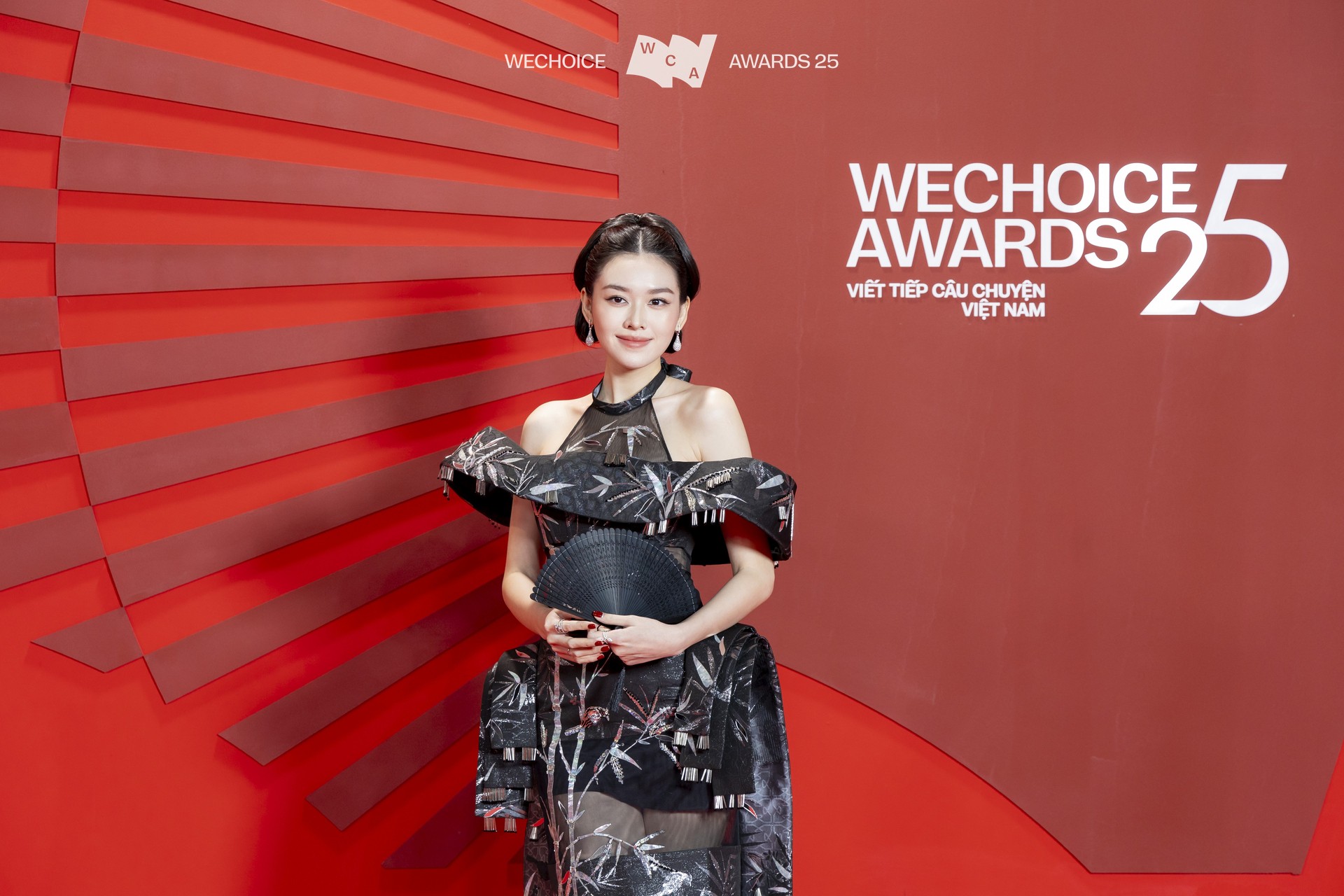 Hinh anh Dresscode Việt Nam: Thảm đỏ WeChoice trở thành sàn diễn của local brands 7