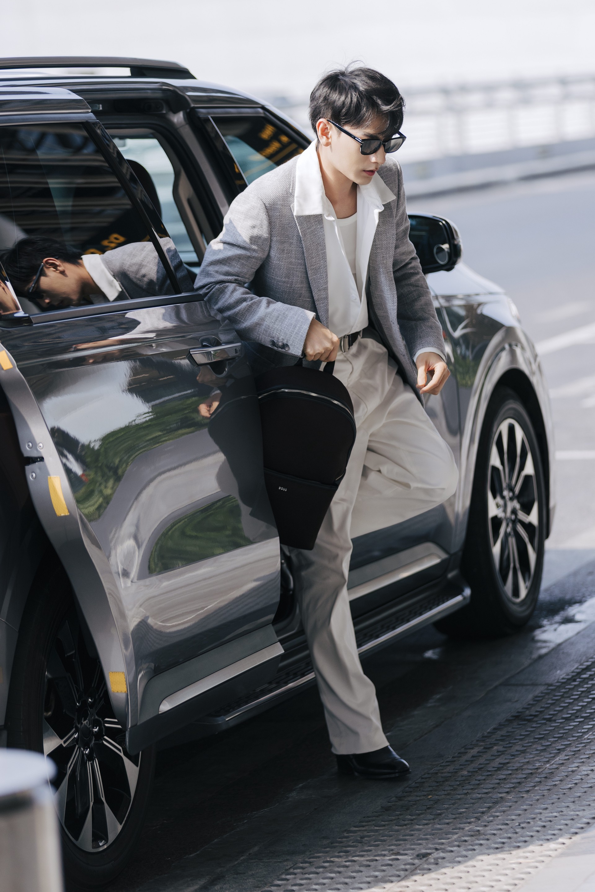 Hinh anh Isaac chinh phục Milan Fashion Week với set đồ chuẩn mực từ BOSS 1