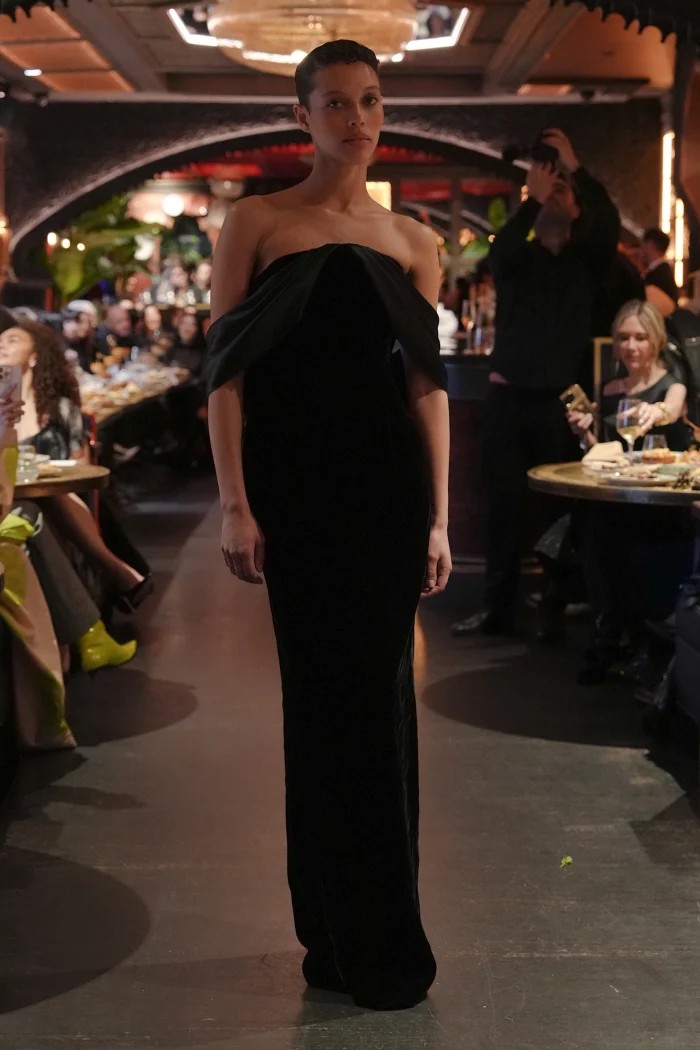 Hinh anh BACH MAI FW26 và bữa tiệc tối thăng trầm của chất liệu satin  16