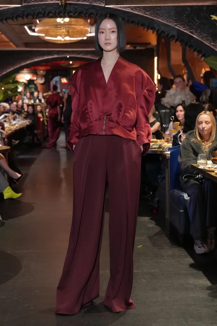 Hinh anh BACH MAI FW26 và bữa tiệc tối thăng trầm của chất liệu satin  4