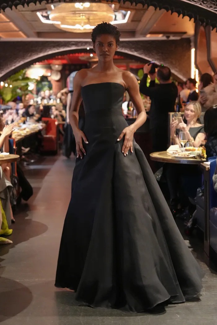 Hinh anh BACH MAI FW26 và bữa tiệc tối thăng trầm của chất liệu satin  3