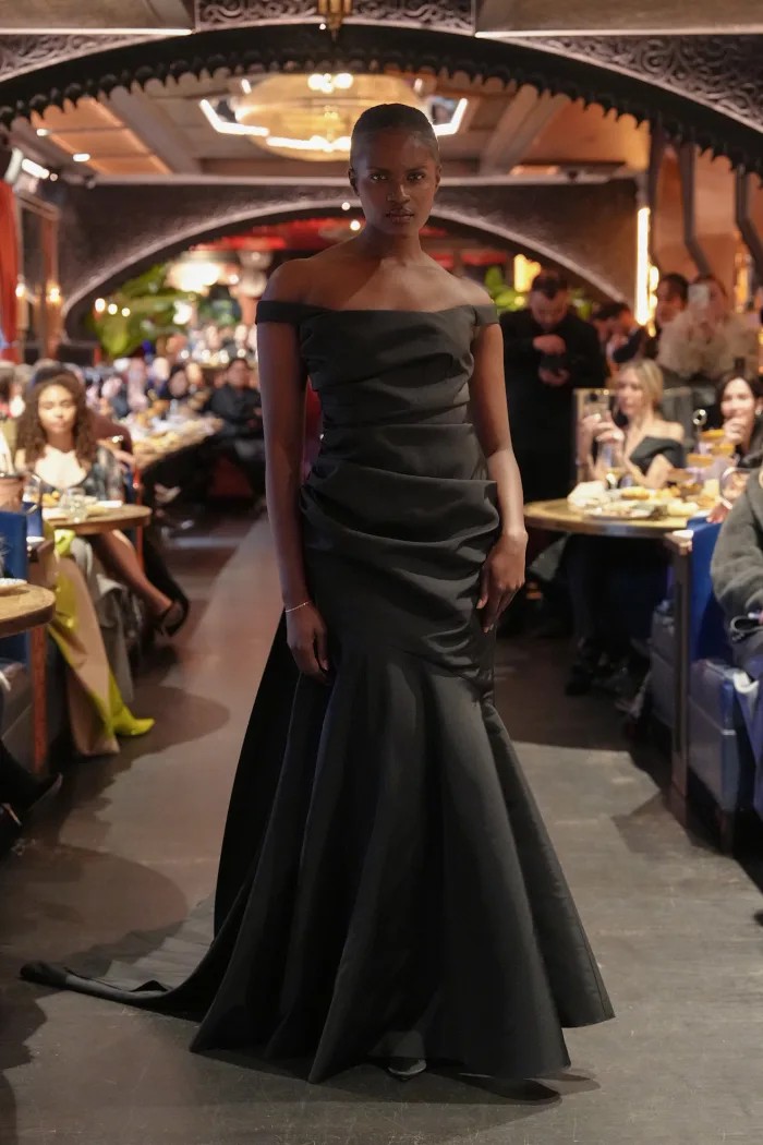 Hinh anh BACH MAI FW26 và bữa tiệc tối thăng trầm của chất liệu satin  7