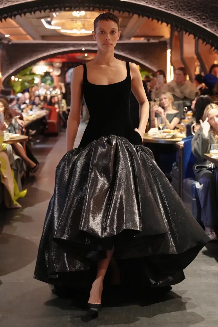 Hinh anh BACH MAI FW26 và bữa tiệc tối thăng trầm của chất liệu satin  6