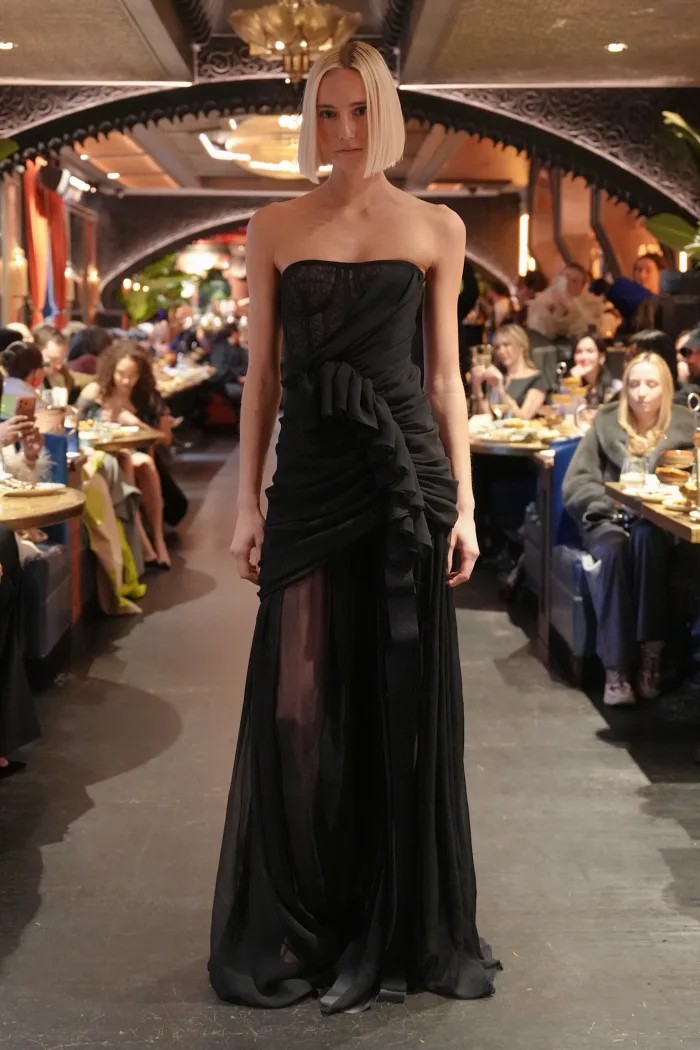 Hinh anh BACH MAI FW26 và bữa tiệc tối thăng trầm của chất liệu satin  15