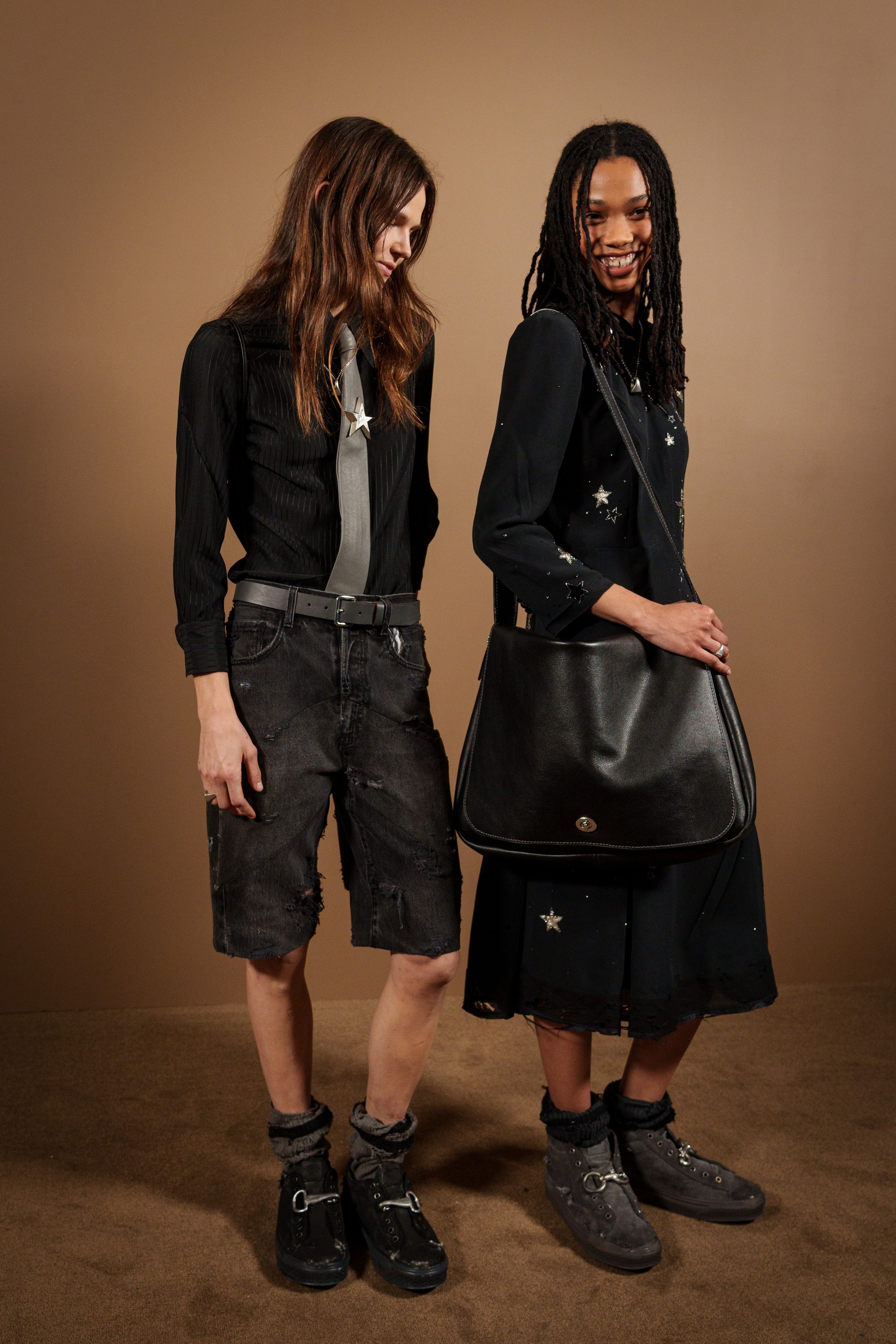 Hinh anh Coach Fall 2026: Nước Mỹ, văn hoá phản kháng và ngôn ngữ styling 7