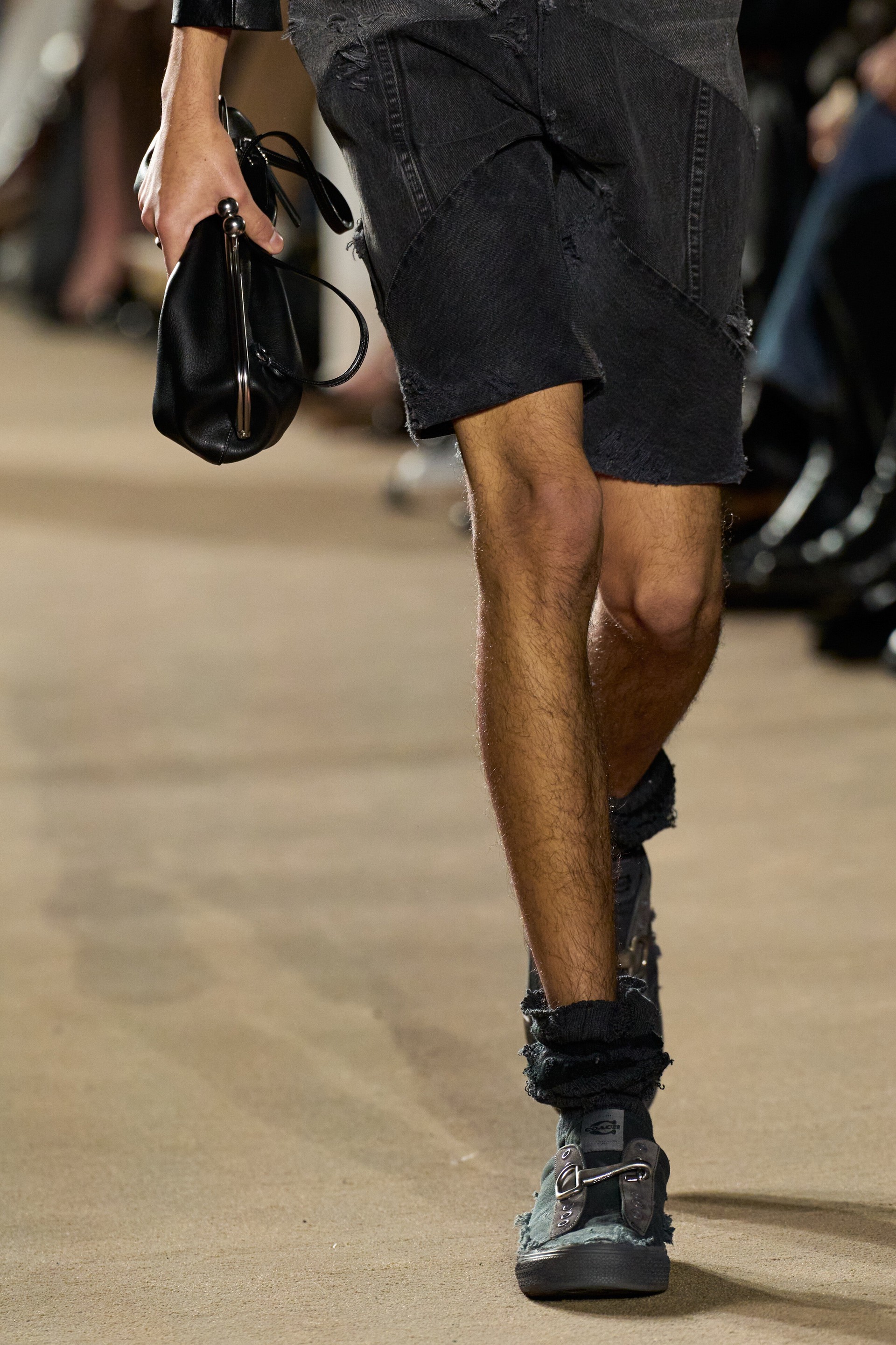 Hinh anh Coach Fall 2026: Nước Mỹ, văn hoá phản kháng và ngôn ngữ styling 16