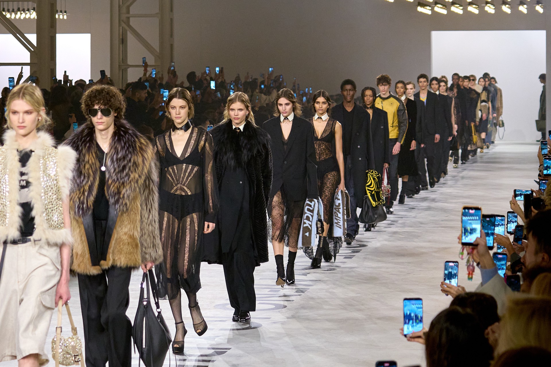 Hinh anh Fendi Thu Đông 2026: Di sản trăm năm của một tập thể sáng tạo 1