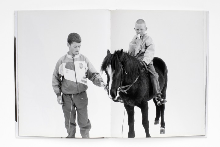 Hinh anh "Những chú ngựa trắng" Simone Rocha Thu Đông 2026 1