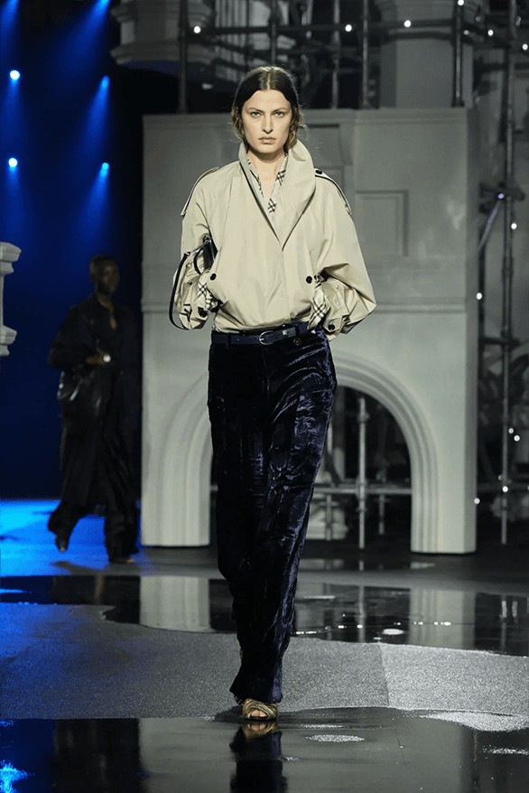 Hinh anh Burberry Thu Đông 2026: Một tối thủ đô Anh Quốc 12