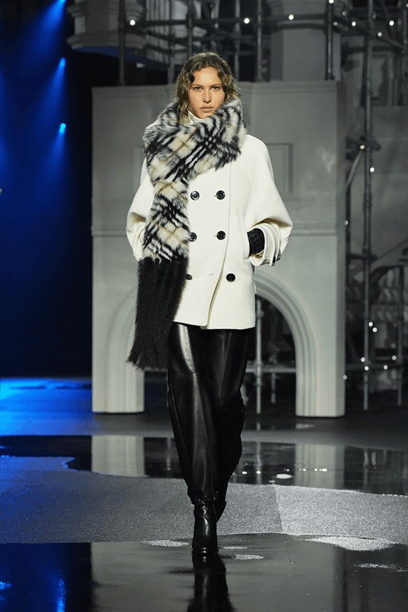 Hinh anh Burberry Thu Đông 2026: Một tối thủ đô Anh Quốc 13