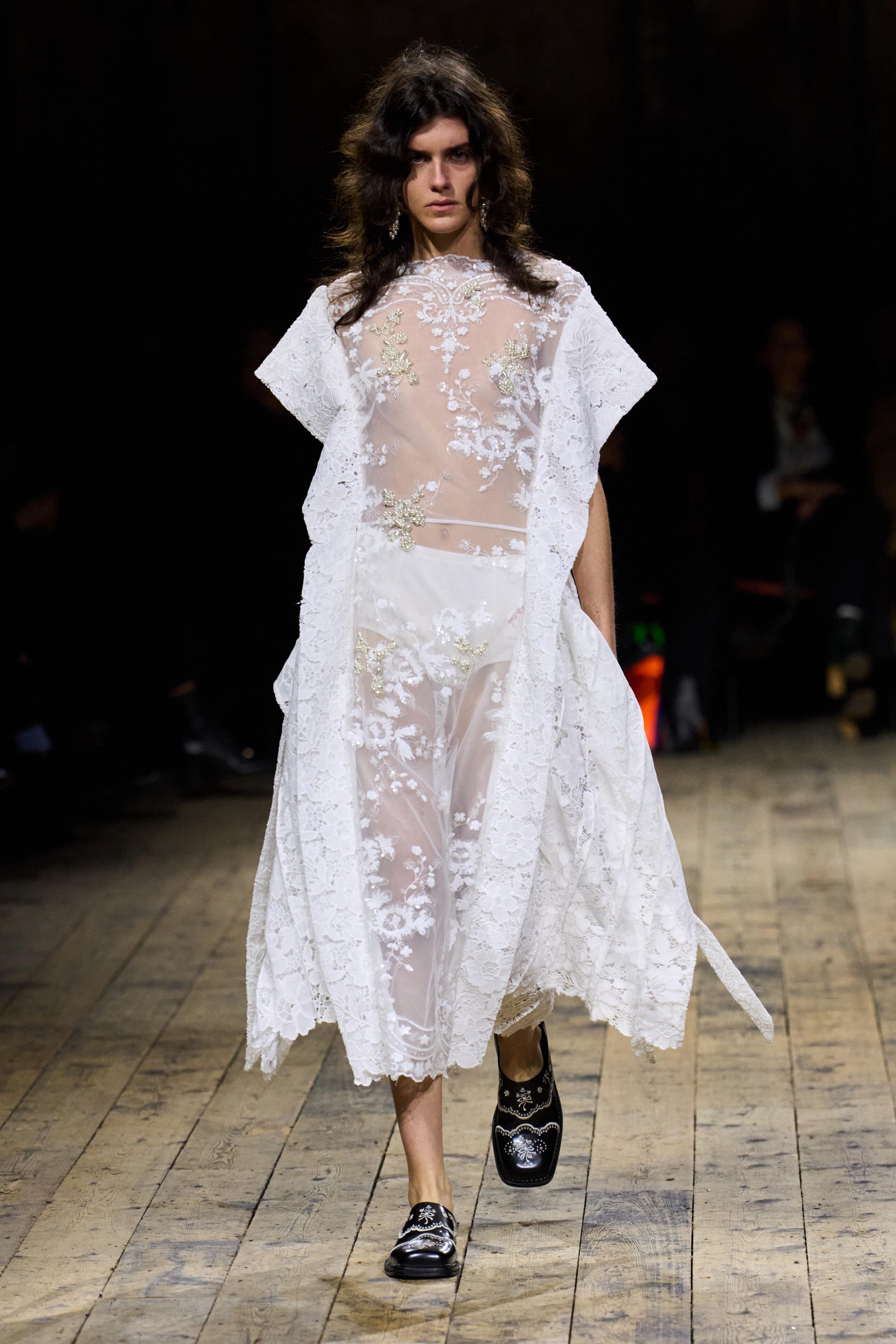 Hinh anh "Những chú ngựa trắng" Simone Rocha Thu Đông 2026 2