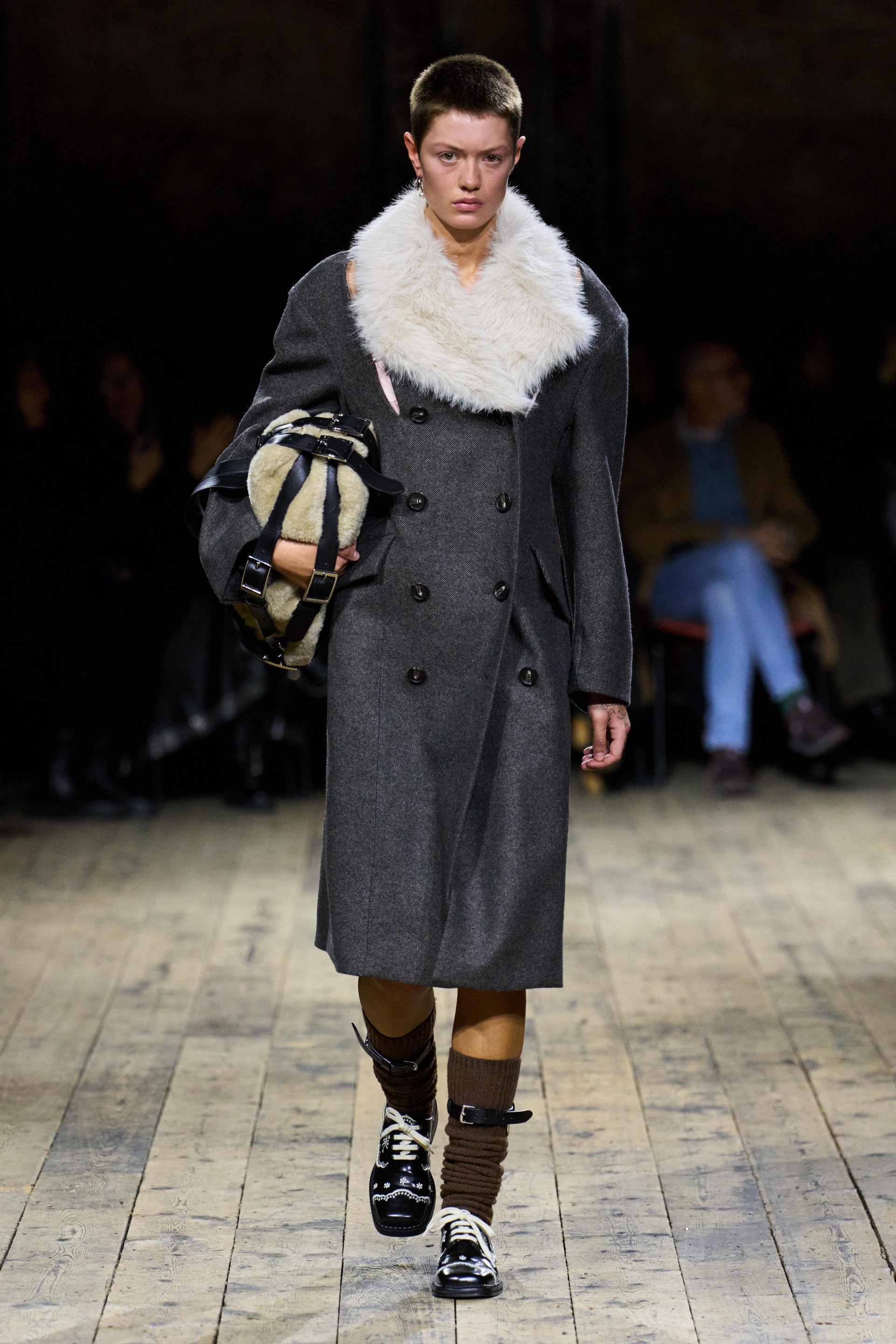 Hinh anh "Những chú ngựa trắng" Simone Rocha Thu Đông 2026 26